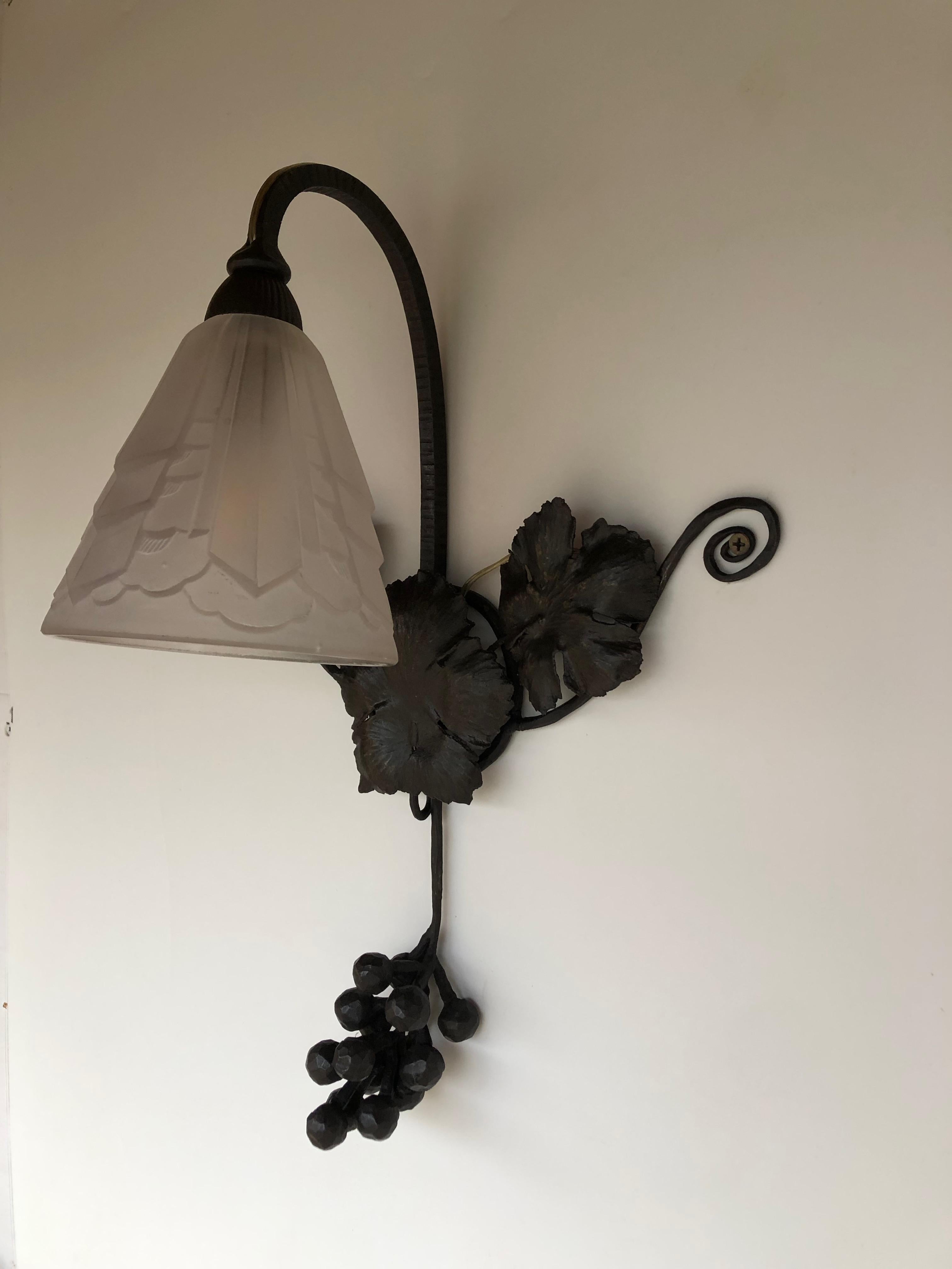 Art Deco Wall Lamp in the style of Degue. In Excellent Condition For Sale In NANTES, FR