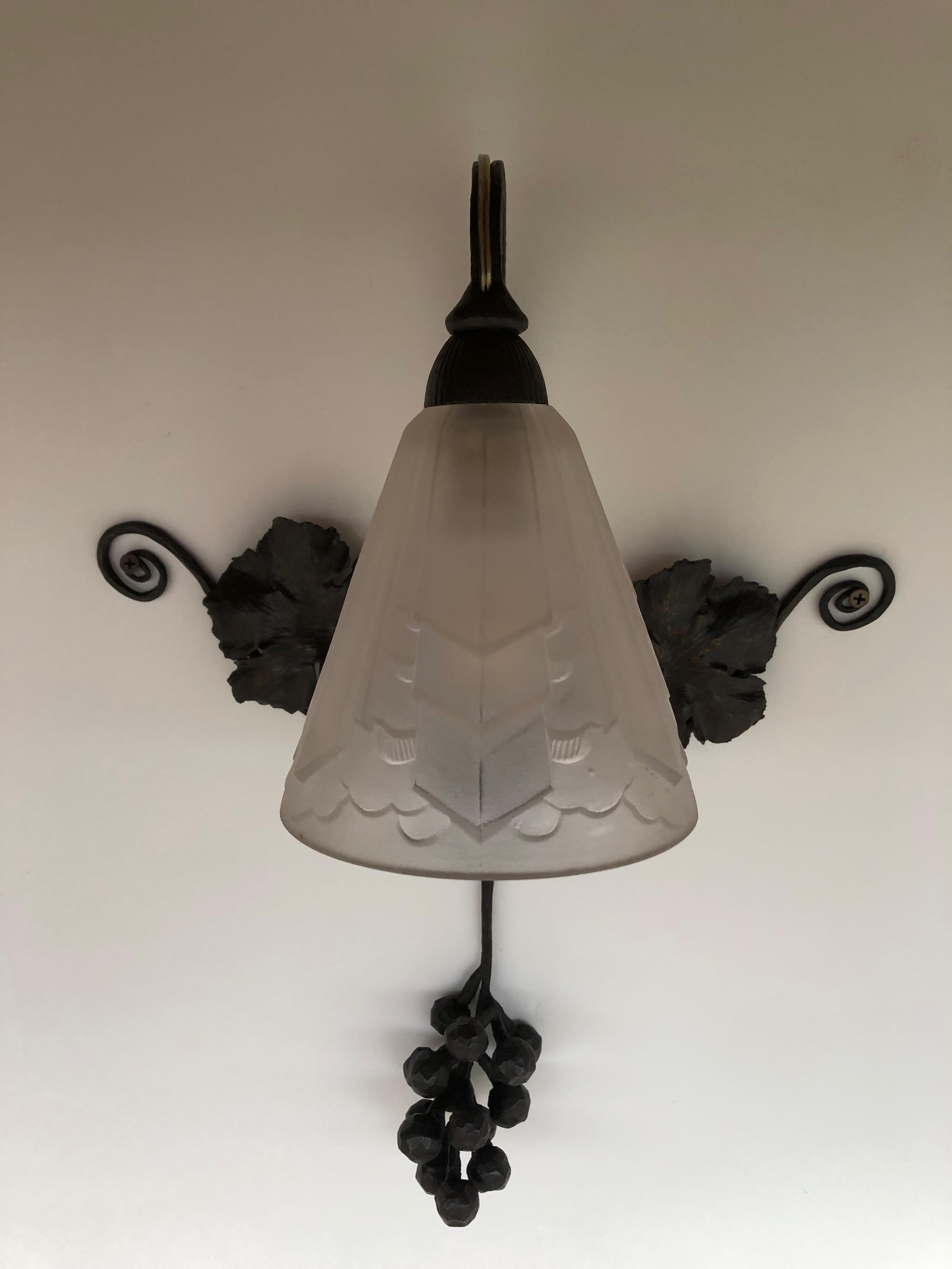 20th Century Art Deco Wall Lamp in the style of Degue. For Sale