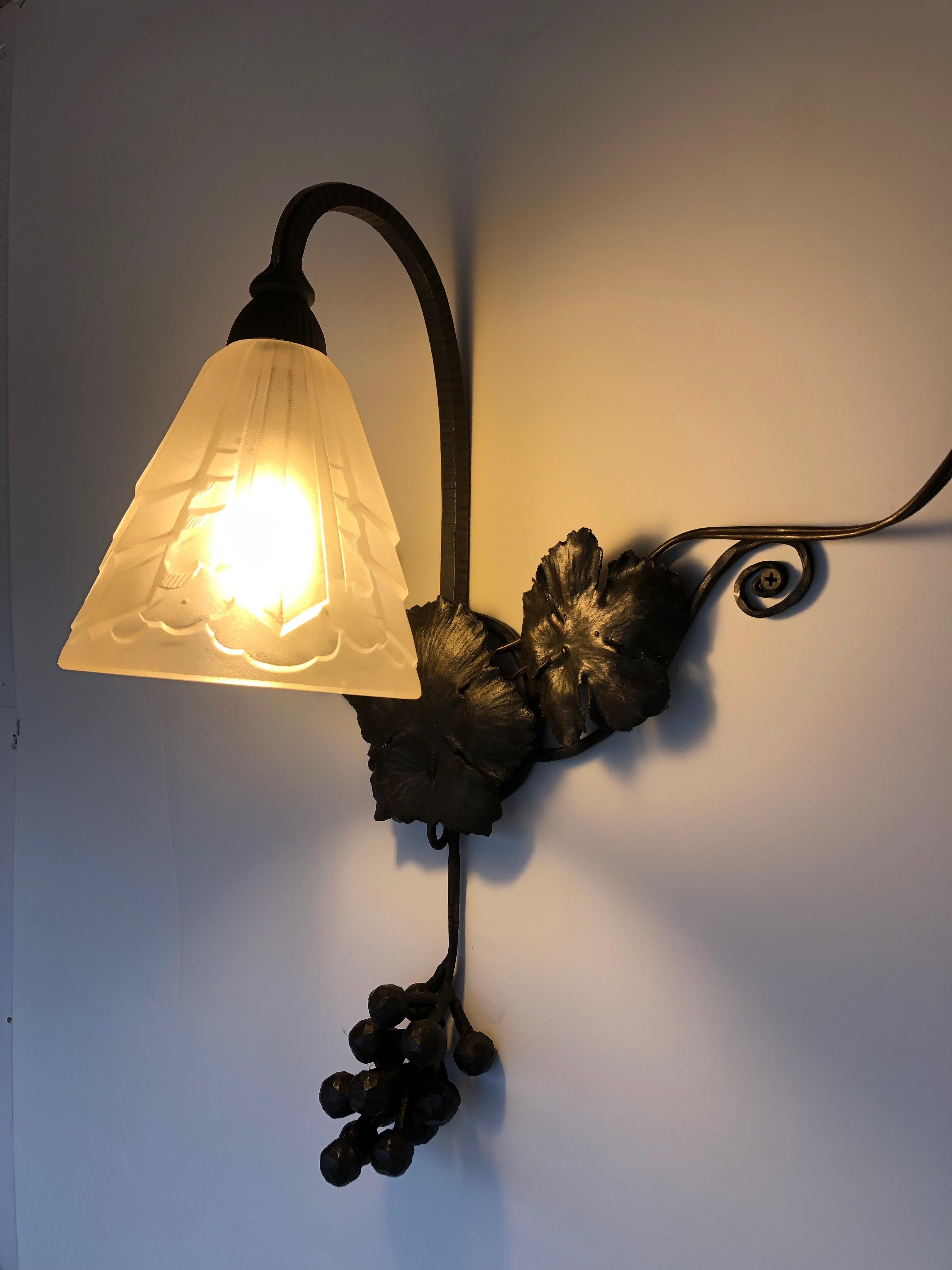 Art Deco Wall Lamp in the style of Degue. For Sale 1