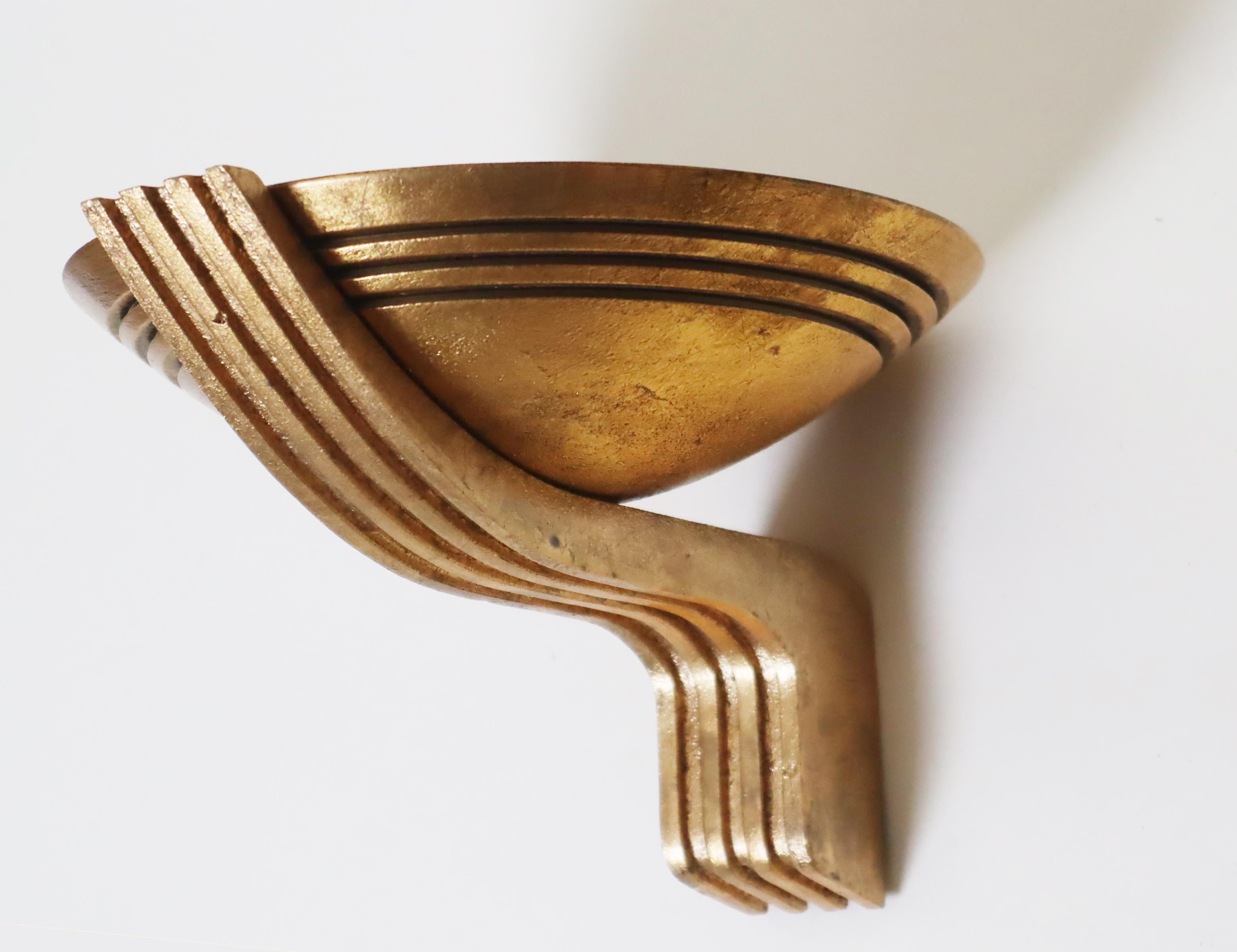Estos apliques Art Decó son absolutamente impresionantes, y tienen uno de los diseños más lujosos que jamás hayas visto. Son tan raros que serás una de las pocas personas del mundo en poseerlos. Inspirados en los Juegos Olímpicos de las décadas de