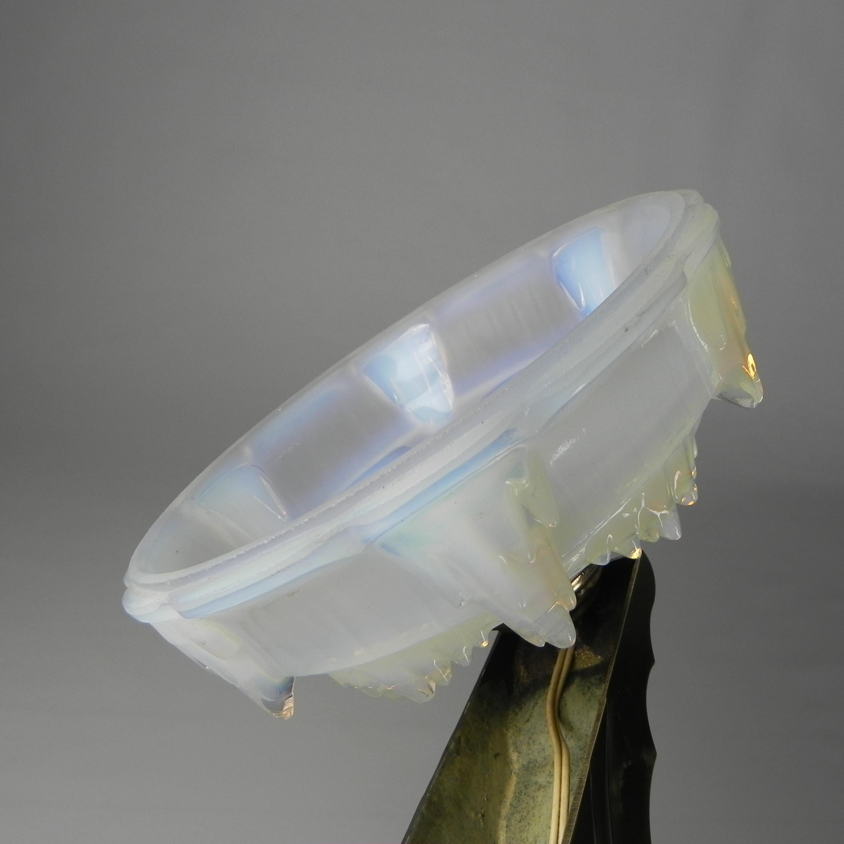 Art-Déco-Wandleuchte mit opalisierendem Glas, 30er-Jahre im Angebot 5