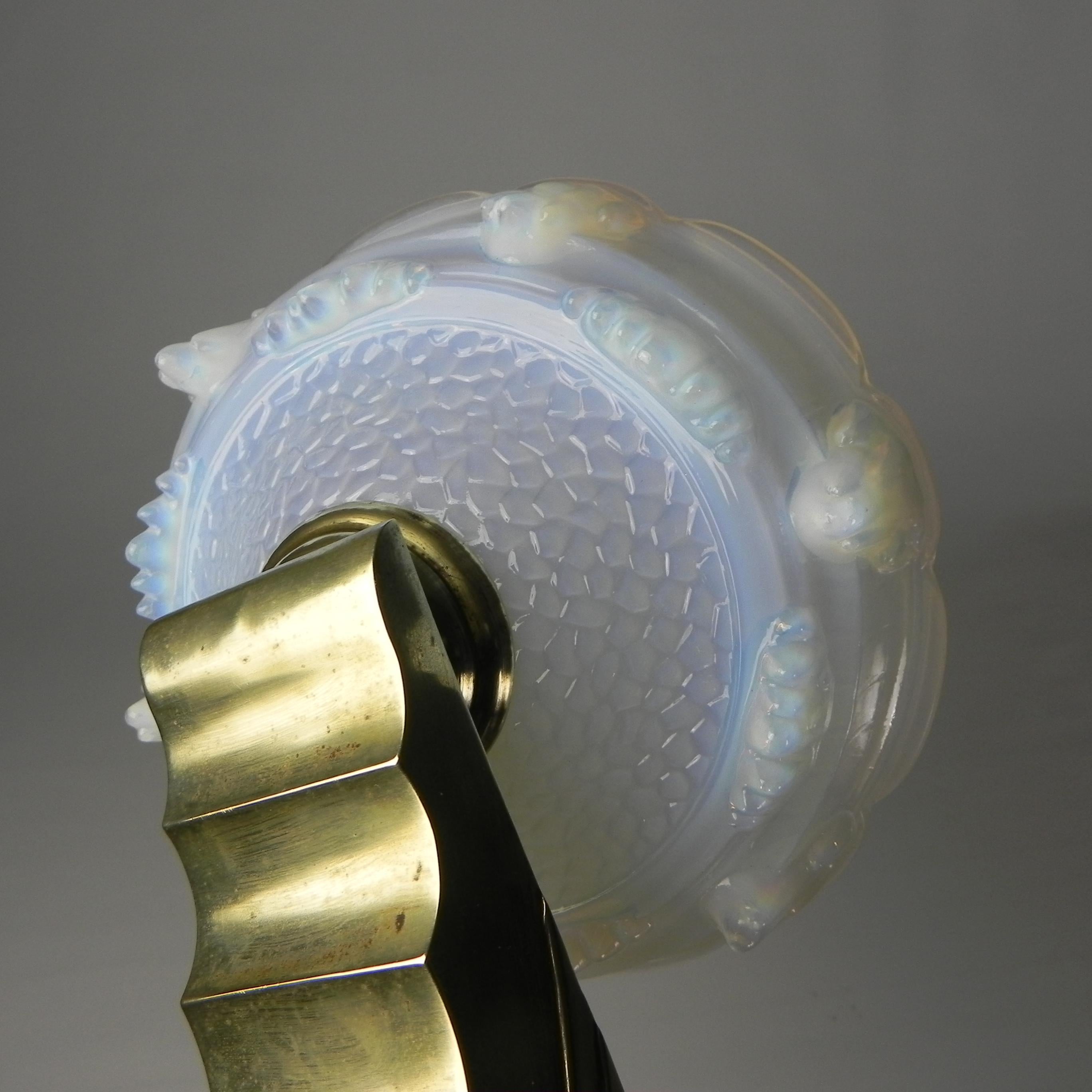 Art-Déco-Wandleuchte mit opalisierendem Glas, 30er-Jahre im Angebot 7