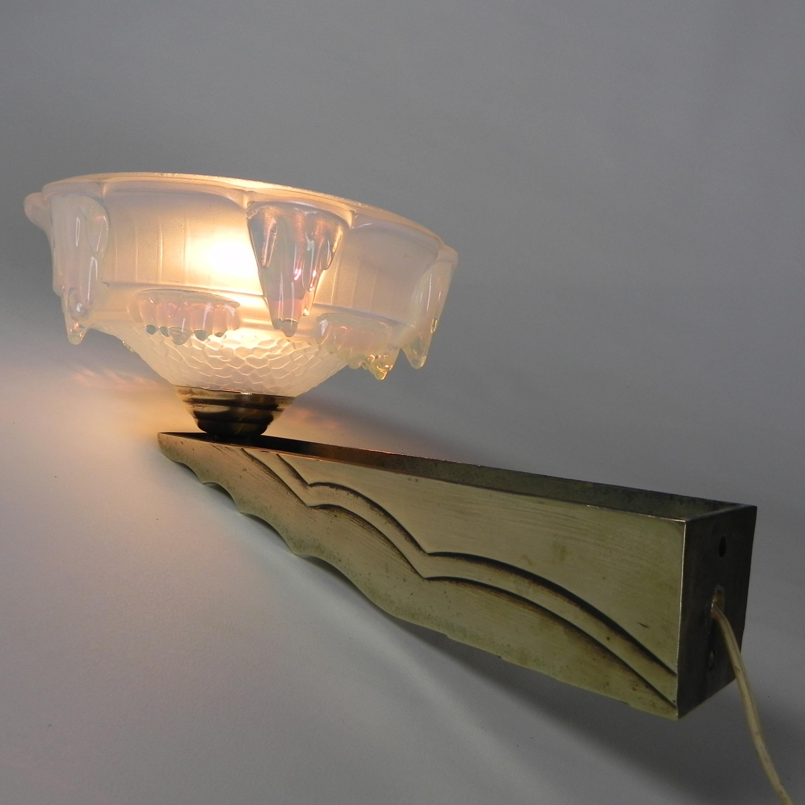 Art Deco wall lamp with opalescent glass, 30s For Sale 9