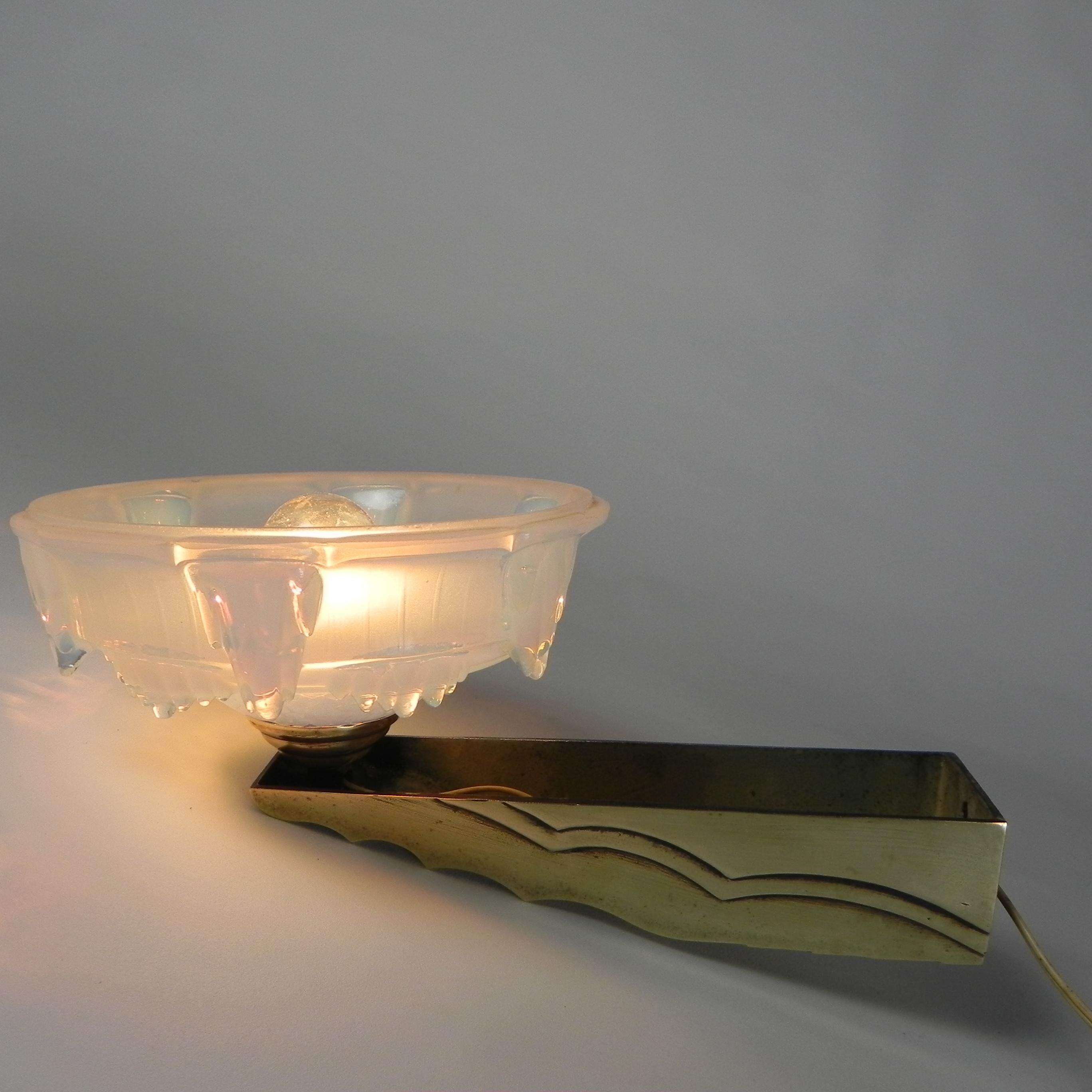 Art Deco wall lamp with opalescent glass, 30s For Sale 12