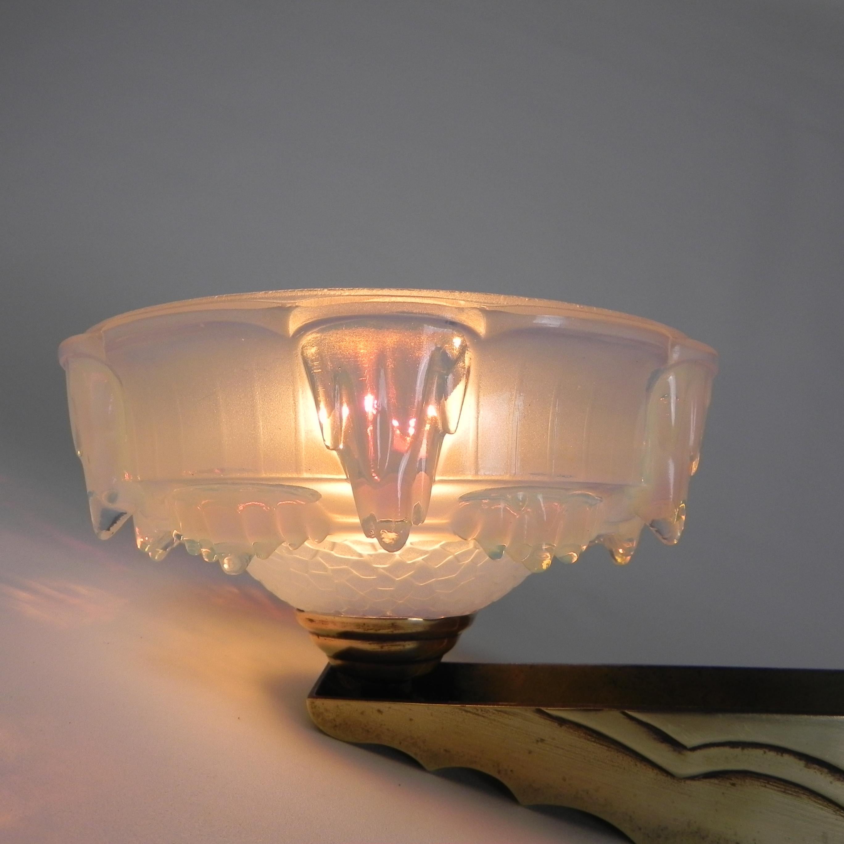 Art Deco wall lamp with opalescent glass, 30s For Sale 13