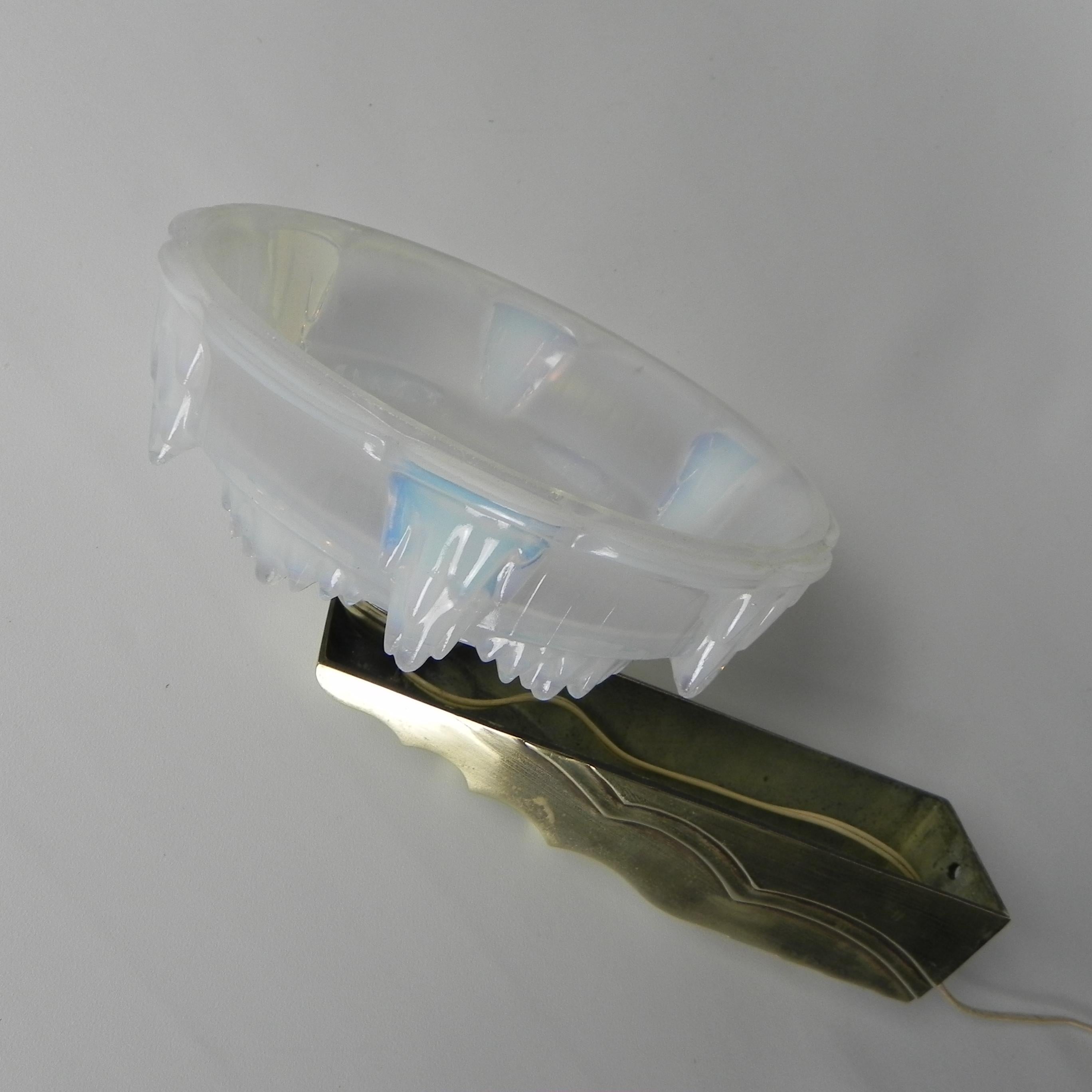 Mid-20th Century Art Deco wall lamp with opalescent glass, 30s For Sale