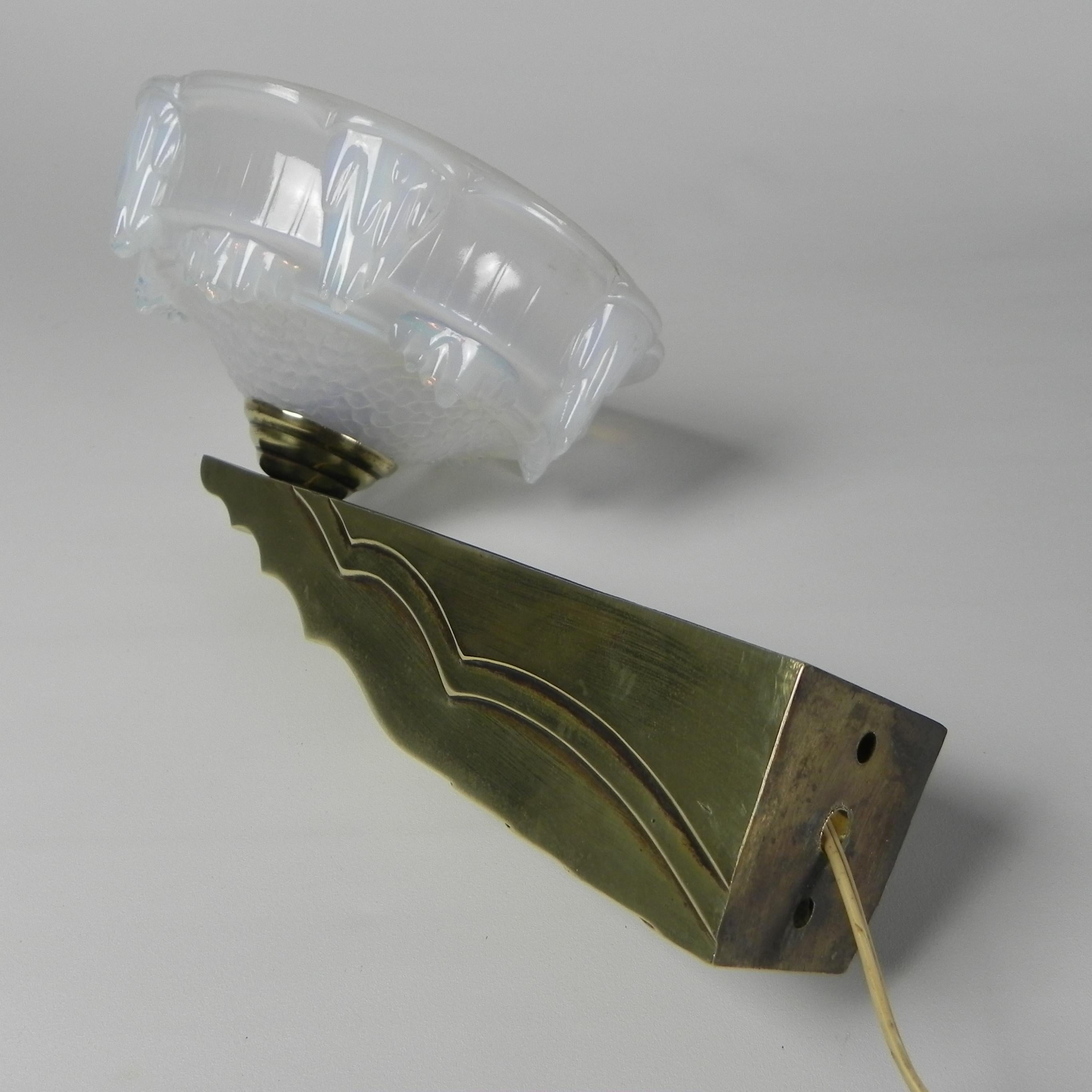 Brass Art Deco wall lamp with opalescent glass, 30s For Sale