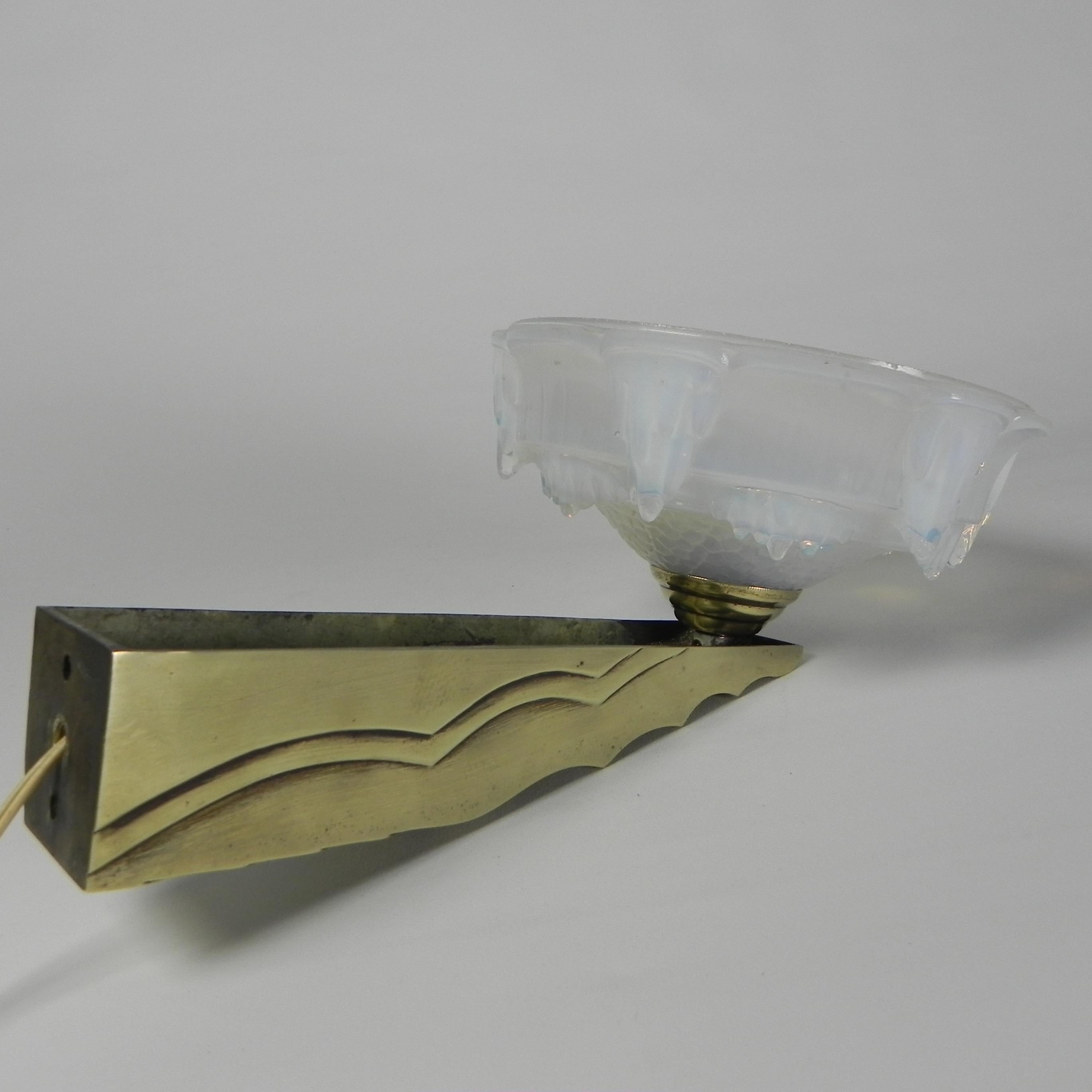 Art-Déco-Wandleuchte mit opalisierendem Glas, 30er-Jahre (Messing) im Angebot
