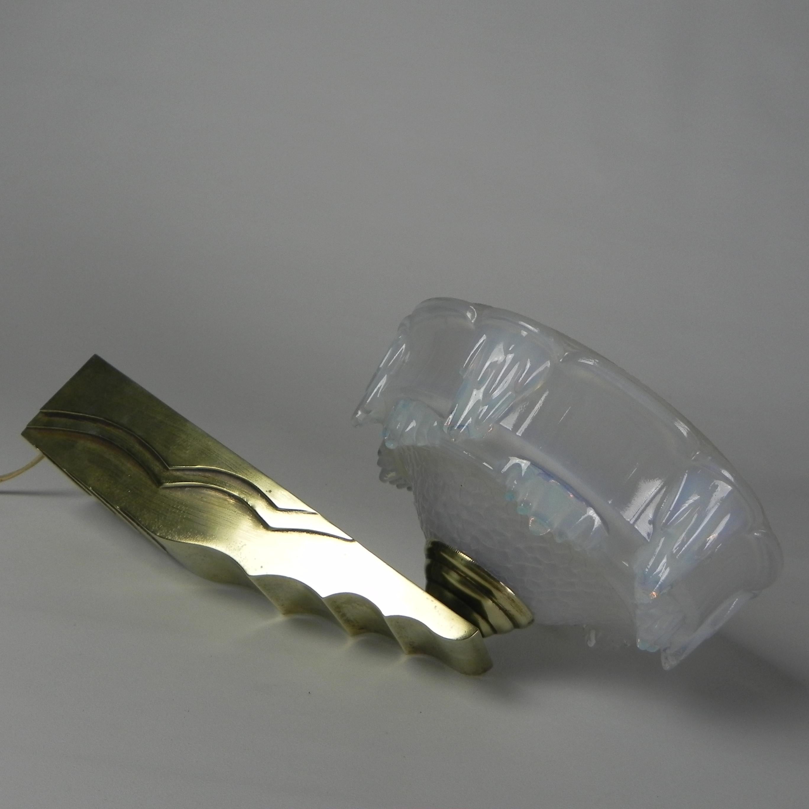 Art-Déco-Wandleuchte mit opalisierendem Glas, 30er-Jahre im Angebot 1