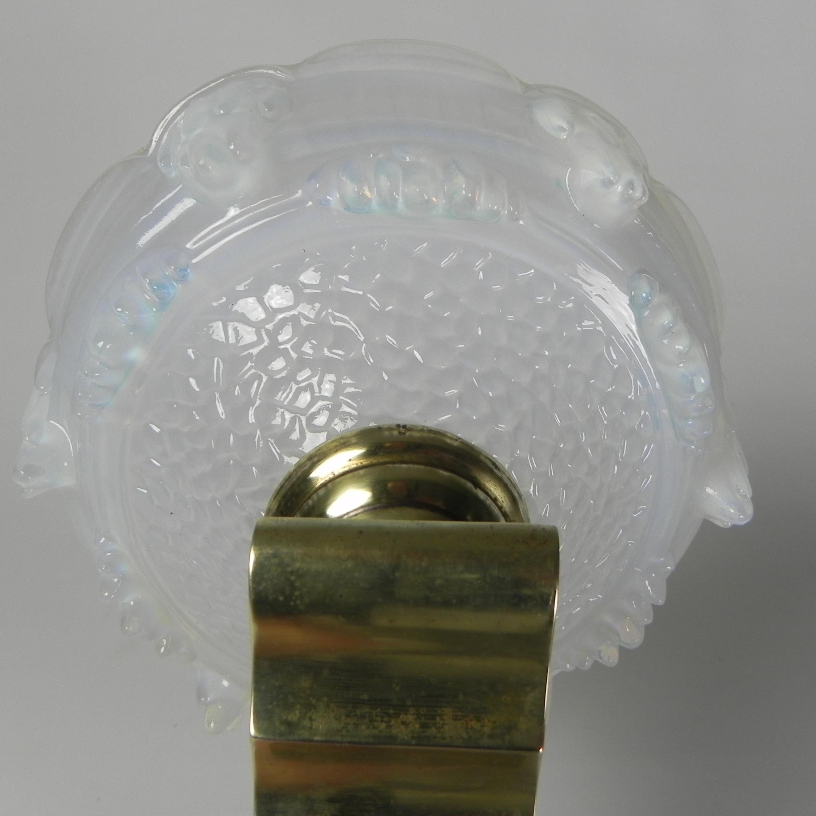 Art-Déco-Wandleuchte mit opalisierendem Glas, 30er-Jahre im Angebot 2