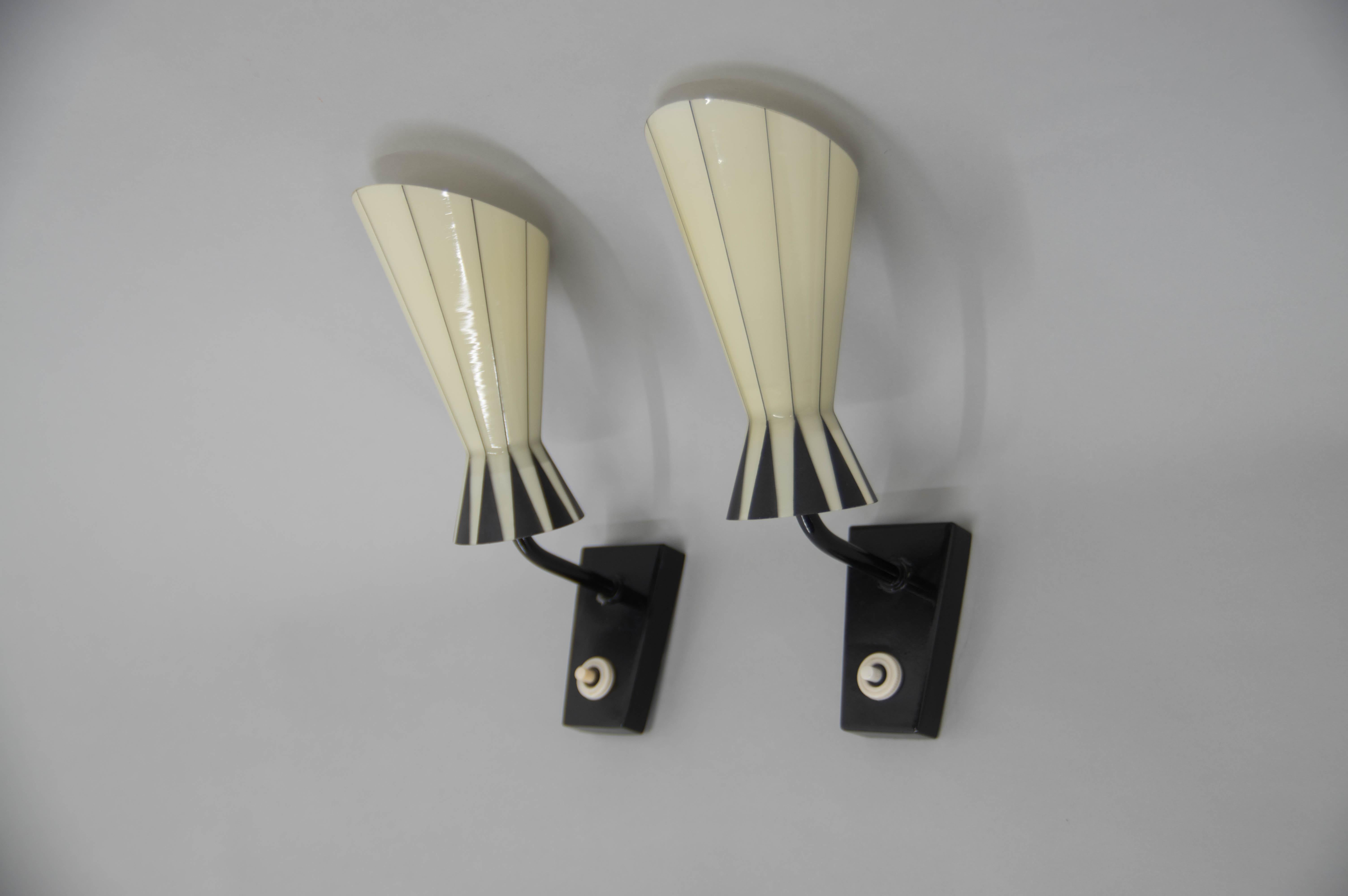 Beautiful pair of Art Deco style wall lamps.
Very good original condition.
1x40W, E12-E14 bulb
US wiring compatible