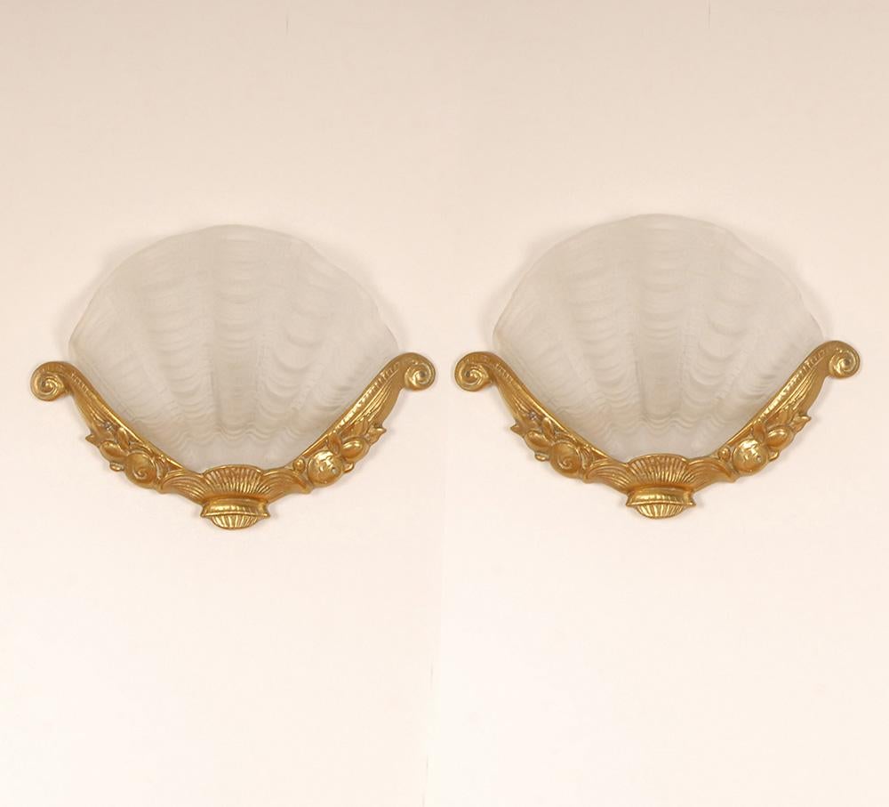 Apliques de pared Art decó Revival de mediados de siglo.
De concha de almeja de cristal y bonce dorado
La pantalla de mármol descansa sobre un elegante elemento en forma de antorcha de bronce de 2 tonos.
El material de mármol natural garantiza una