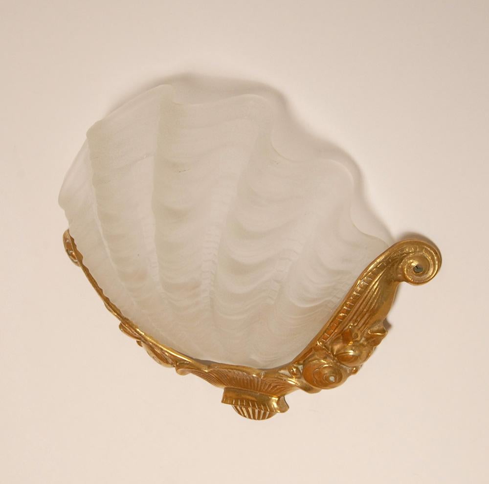 Lámparas de pared Art Decó Lámparas de concha de almeja de cristal Bronce dorado Oro blanco  un par Francés en venta
