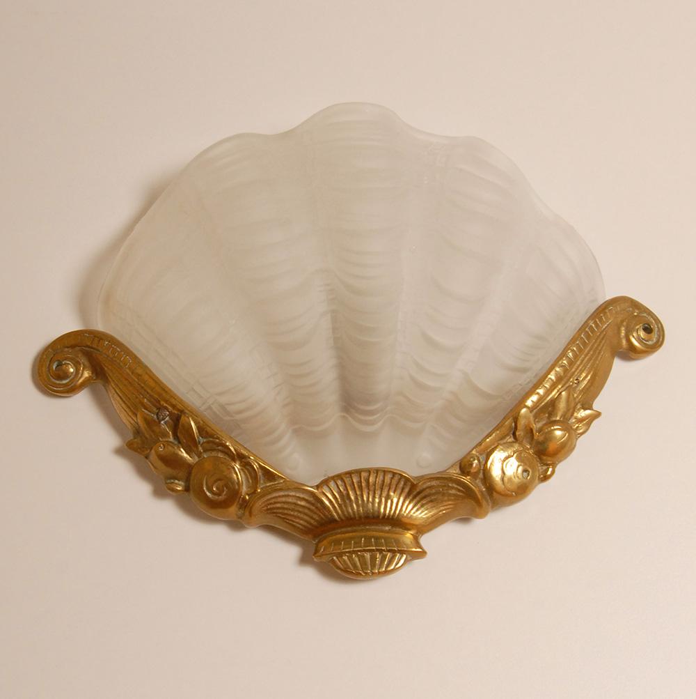 Lámparas de pared Art Decó Lámparas de concha de almeja de cristal Bronce dorado Oro blanco  un par en Bueno estado para la venta en Wommelgem, VAN