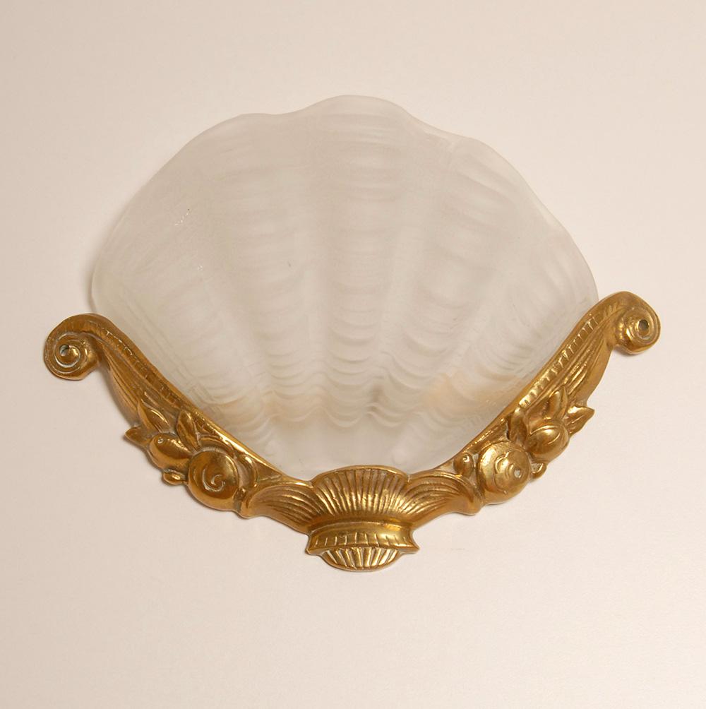 Lámparas de pared Art Decó Lámparas de concha de almeja de cristal Bronce dorado Oro blanco  un par siglo XX en venta