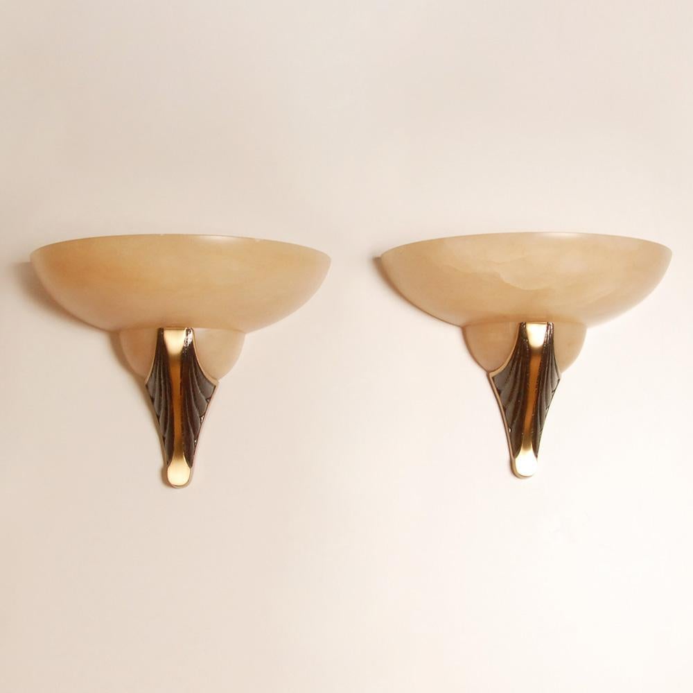 Art Déco Lampade da parete Art Deco Sconces in marmo alabastro bronzo Mid Century Revival una coppia in vendita