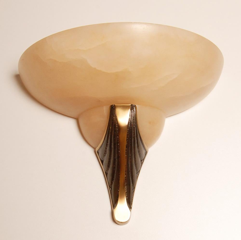 Francese Lampade da parete Art Deco Sconces in marmo alabastro bronzo Mid Century Revival una coppia in vendita