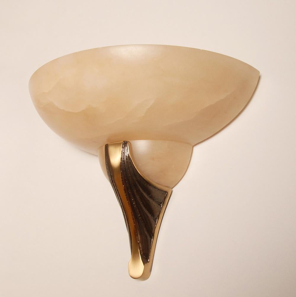 Lampade da parete Art Deco Sconces in marmo alabastro bronzo Mid Century Revival una coppia In condizioni buone in vendita a Wommelgem, VAN