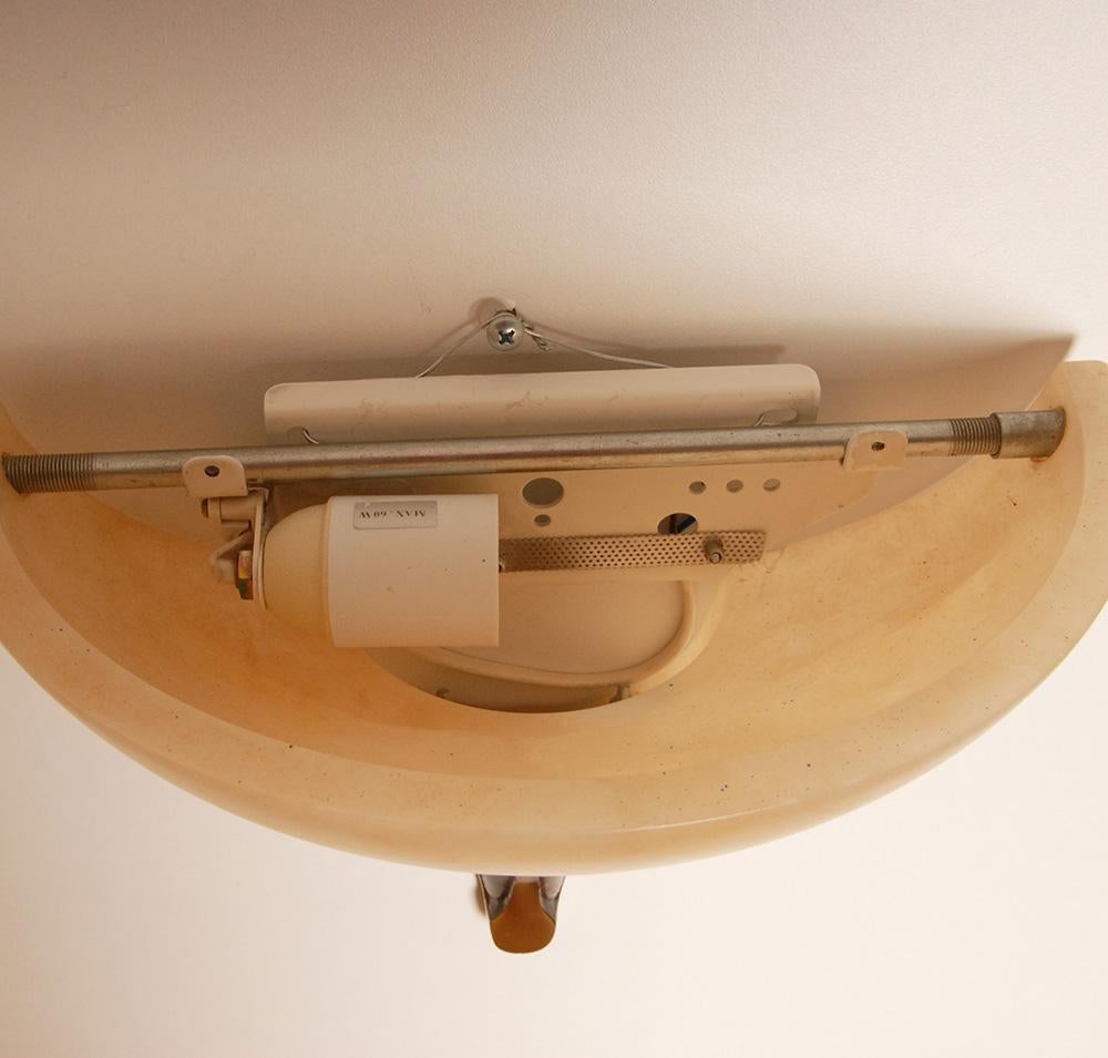 XX secolo Lampade da parete Art Deco Sconces in marmo alabastro bronzo Mid Century Revival una coppia in vendita
