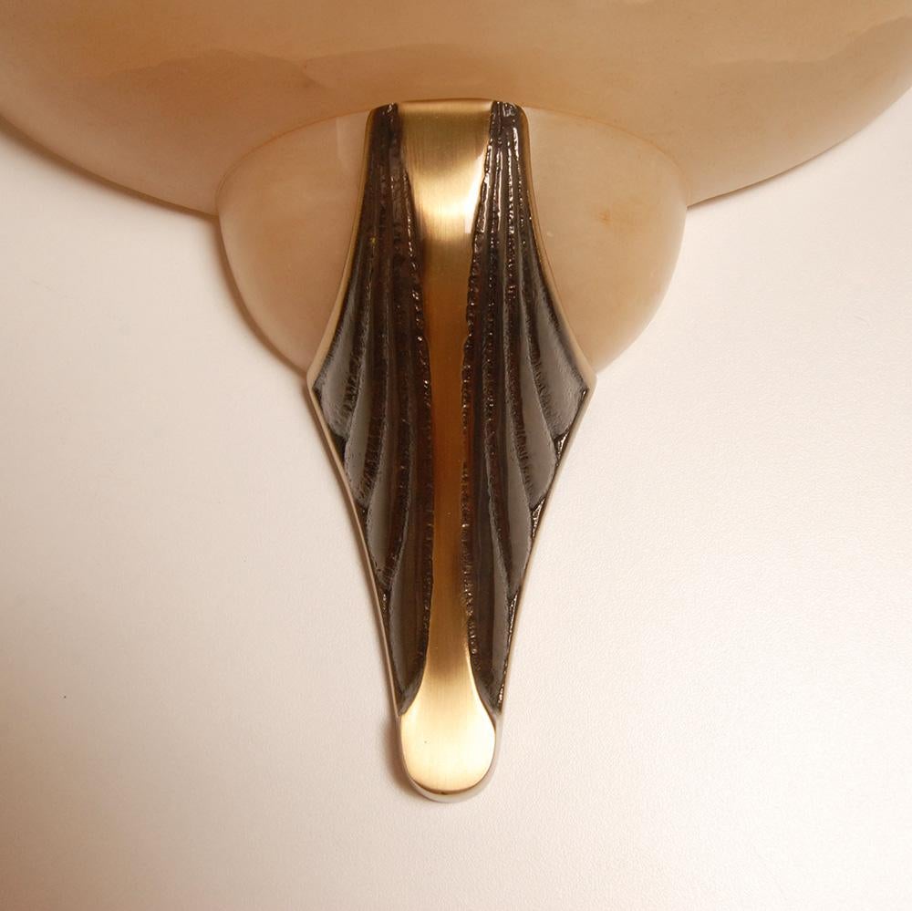 Alabastro Lampade da parete Art Deco Sconces in marmo alabastro bronzo Mid Century Revival una coppia in vendita