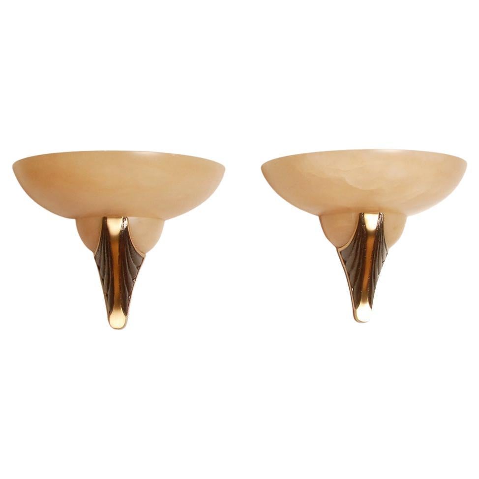 Lampade da parete Art Deco Sconces in marmo alabastro bronzo Mid Century Revival una coppia in vendita