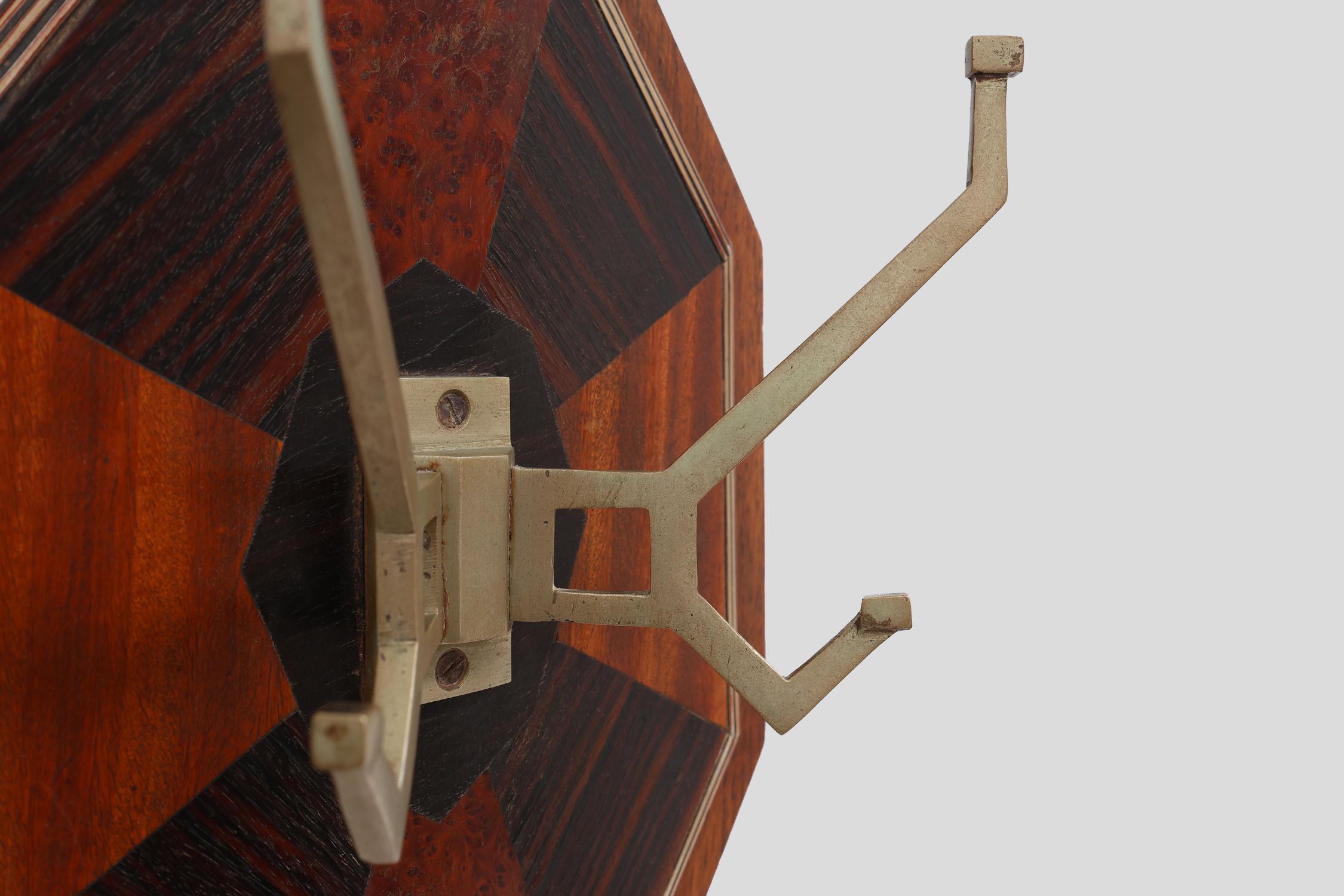 Perchero Art Decó de pared con marquetería geométrica, Francia ca. 1930 Metal en venta