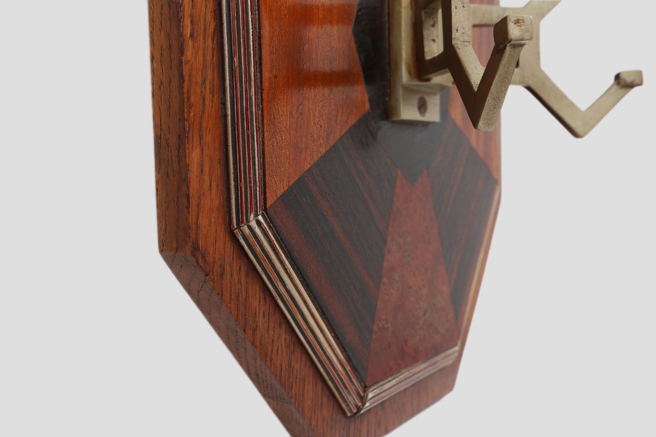 Perchero Art Decó de pared con marquetería geométrica, Francia ca. 1930 en venta 1