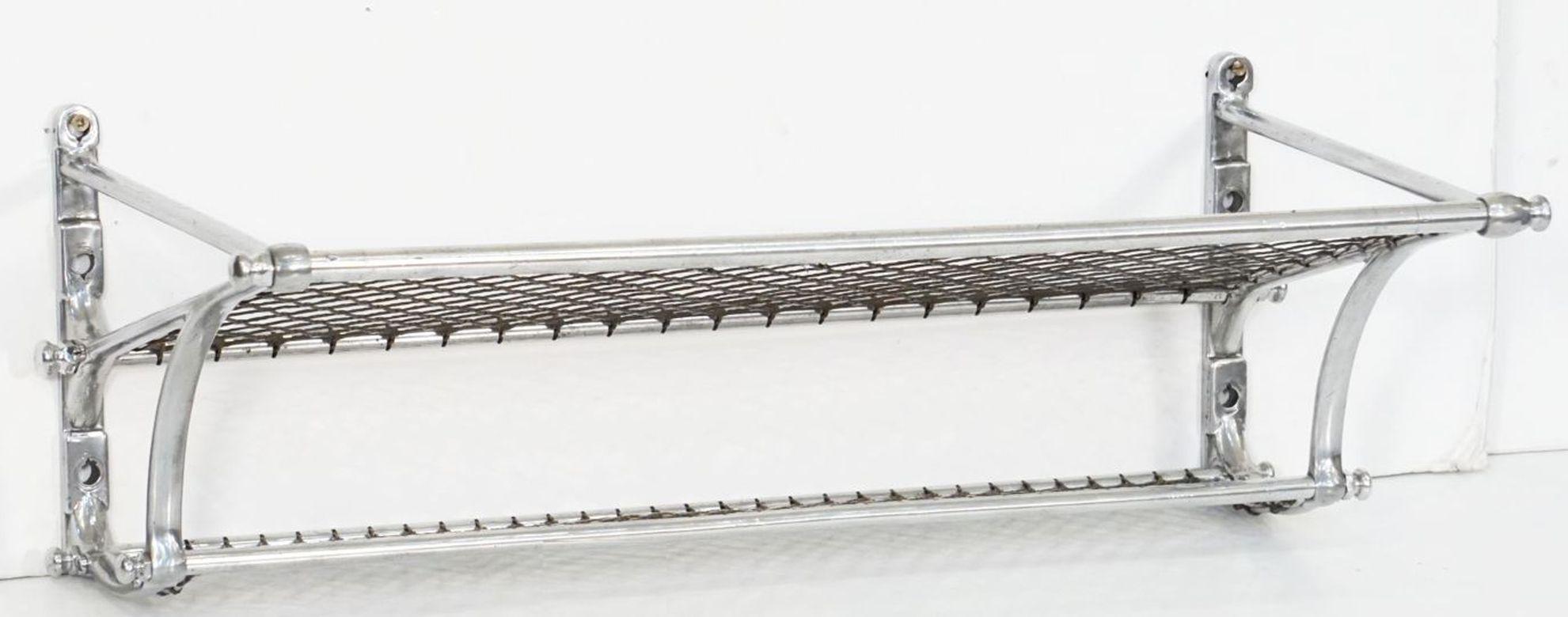 Art-Déco-Wandregal oder Regal aus poliertem Aluminium mit Zuggepäck im Angebot 5