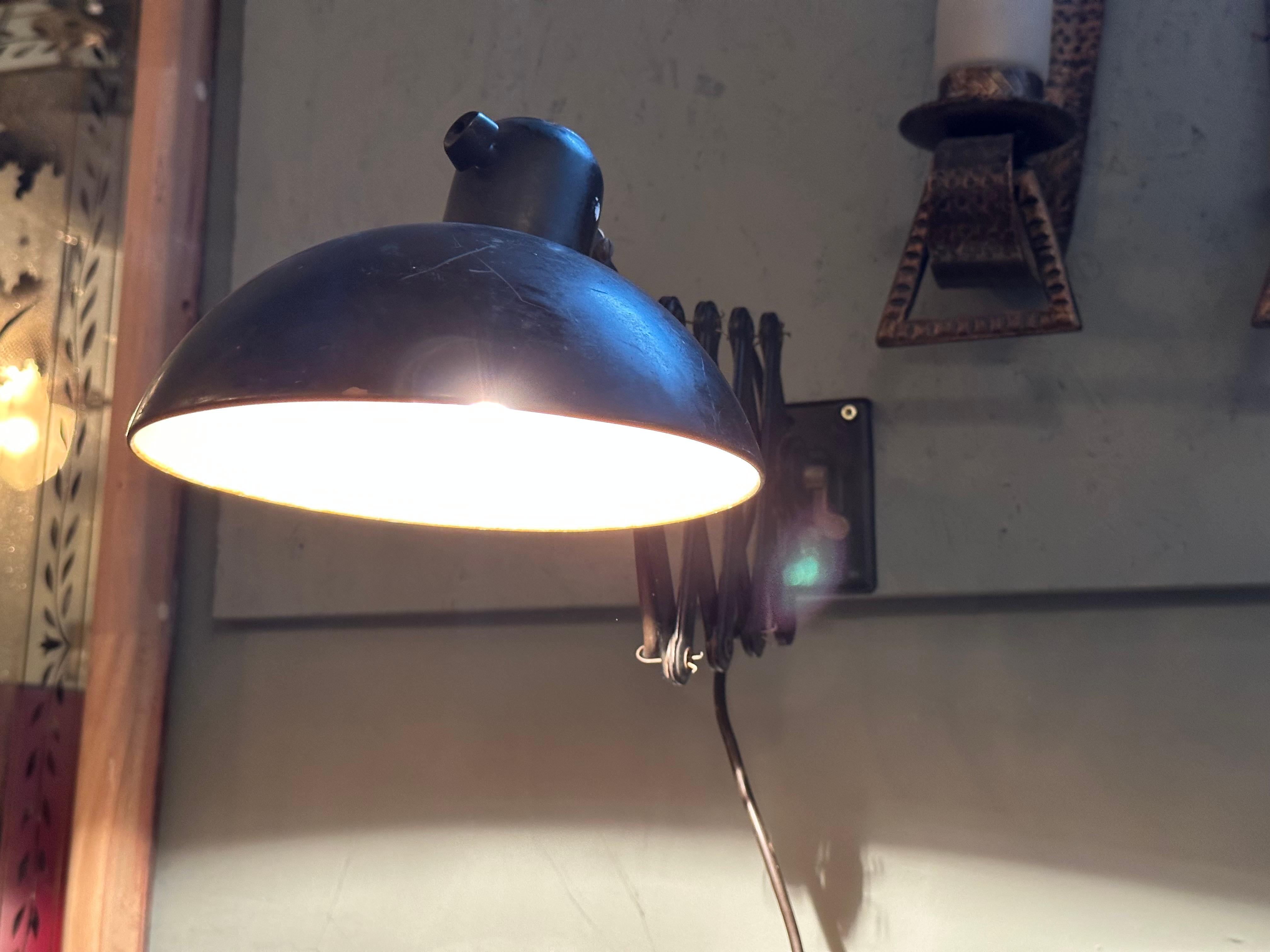 Art Deco Wall Scissor Lamp No. 6718 by Christian Dell for Kaiser, Germany 1935.
complete. switch works properly.
good vintage condition. very nice vintage patina, not over restored!