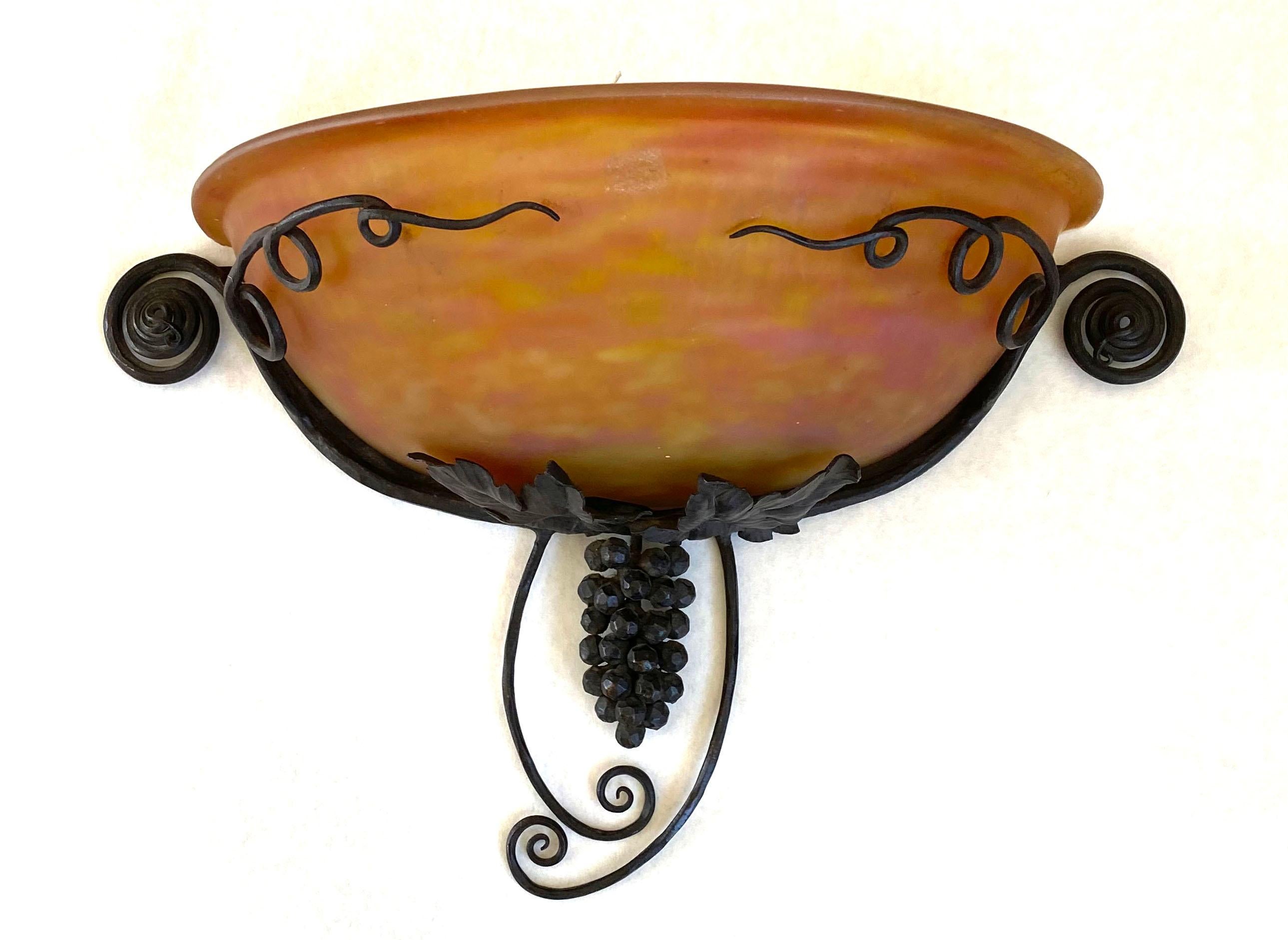 Art Deco wall sconce by Edgar Brandt.
Made of wrought iron with a glass shade by Daum (unsigned)
Measures: Depth 7
