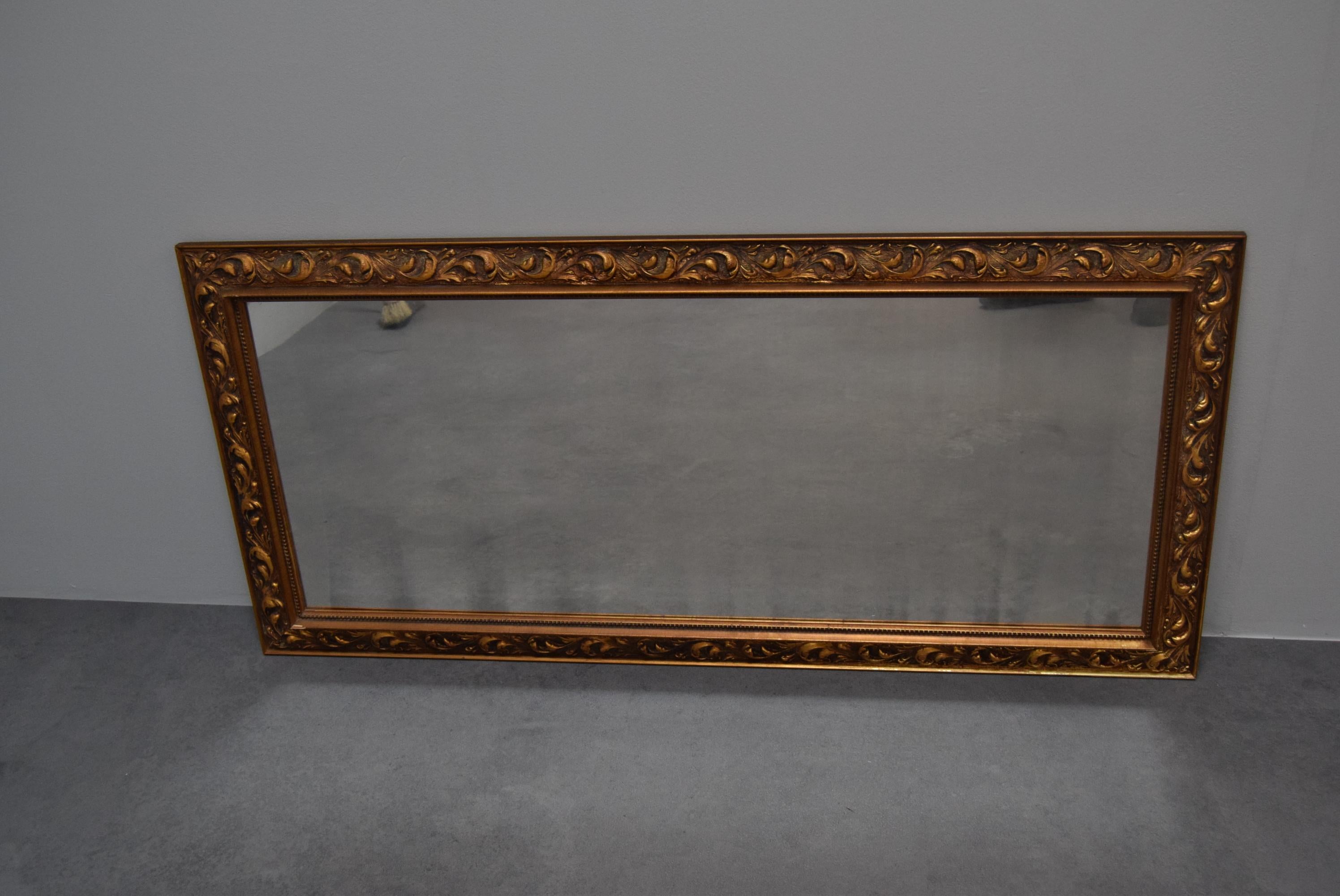 Beautiful wall mirror in a decorative wooden frame.
The frame has some damage (see photo)
The mirror has an aging patina
Original condition