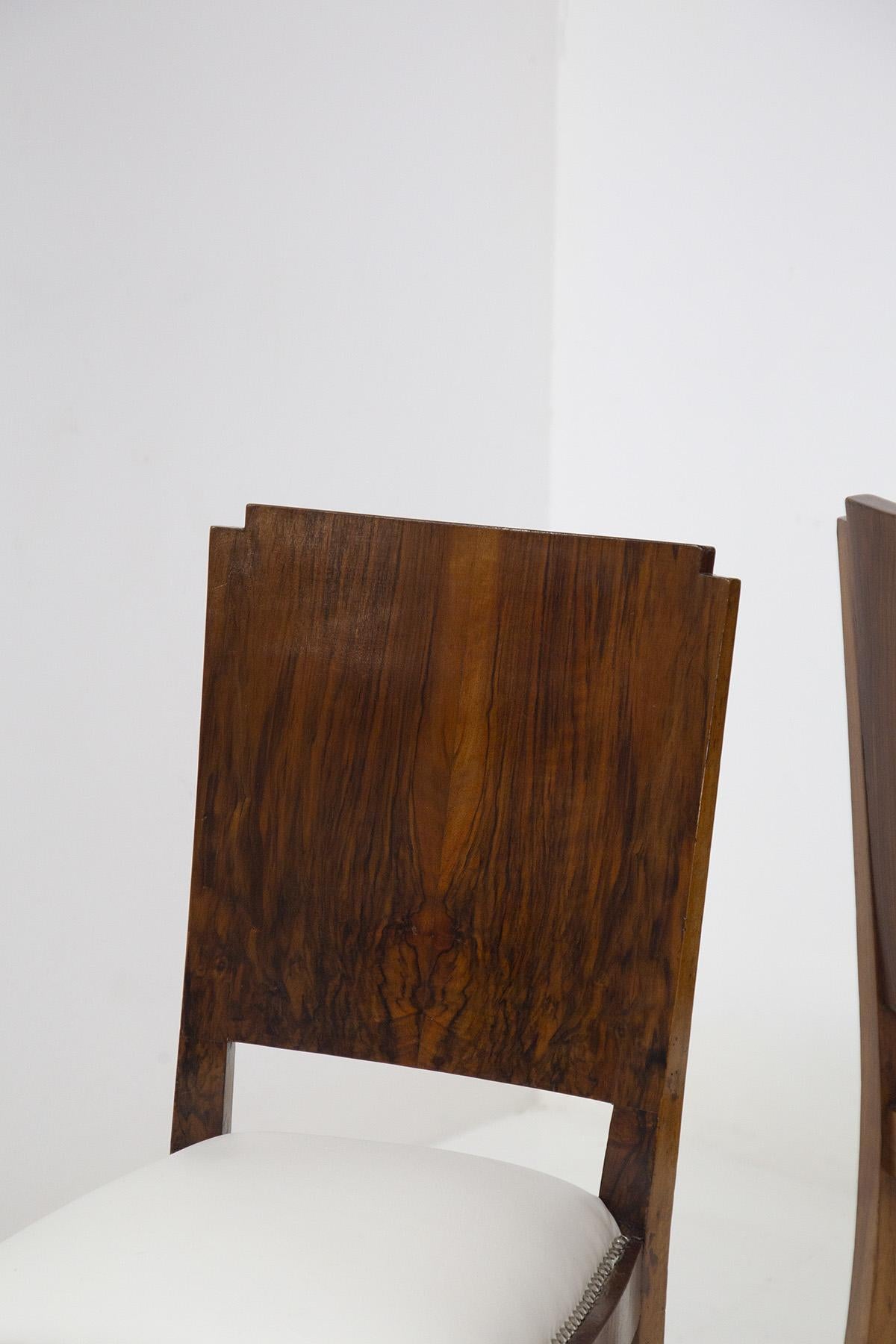Schönes Paar Holzstühle, entworfen und hergestellt in den 1920er Jahren von einem italienischen Hersteller.
Die Stühle haben ein Gestell aus hellem Nussbaumholz, das sehr gut gepflegt wurde.
Die 4 Stützbeine haben eine quadratische Form, die sich