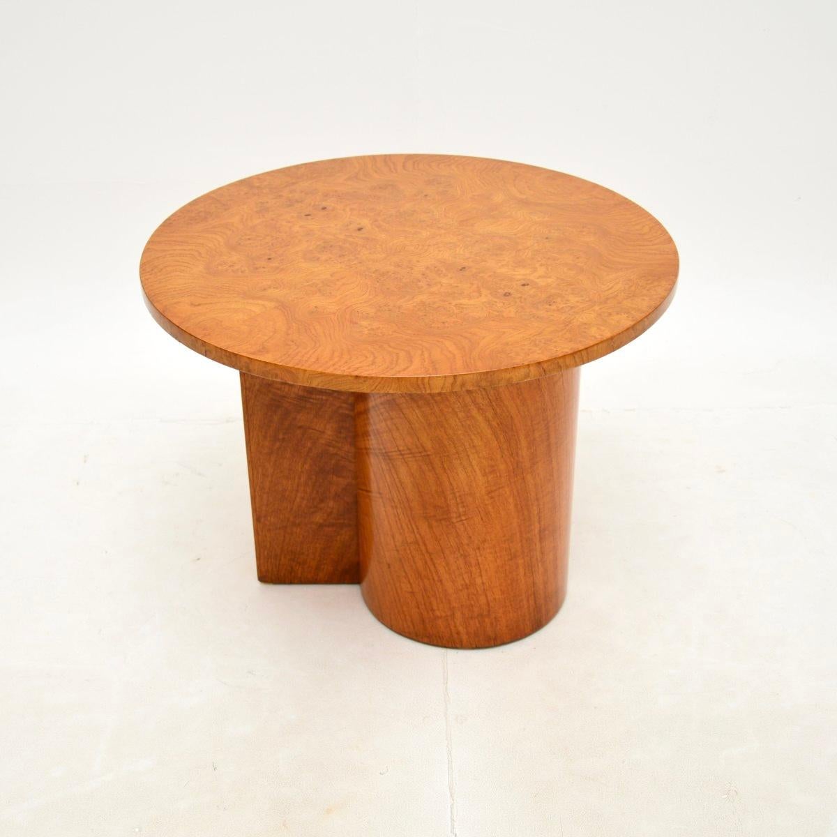 Table d'appoint / de salon en noyer et orme, de style Art déco et de très bonne facture. Il a été fabriqué en Angleterre, il date des années 1920-30.

D'une qualité exceptionnelle, ce meuble est magnifiquement réalisé avec un plateau circulaire en