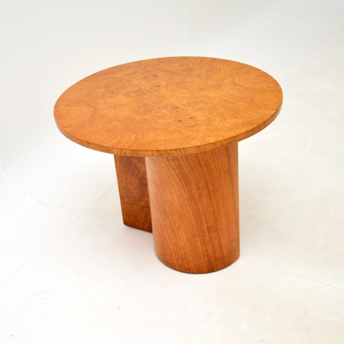 Britannique Table d'appoint / de salon Art Déco en noyer et orme en vente