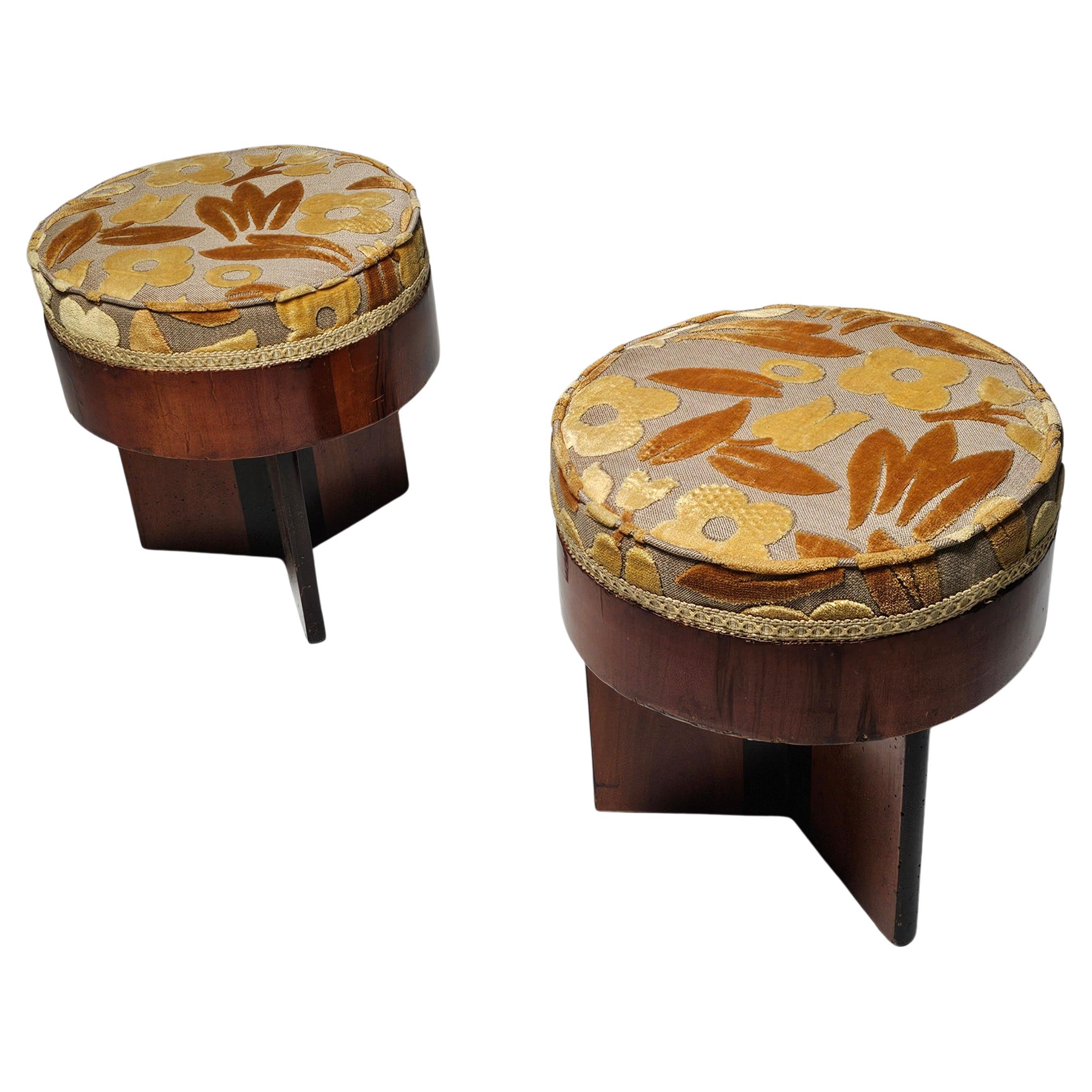 Coppia di sgabelli in stile Art-deco in impiallacciatura di noce e tessuto a stampa floreale (vanity) progettati e prodotti in Italia, anni '30 circa.

Nello stile di Frank Lloyd Wright.

Segni d'uso sull'impiallacciatura del legno. Piccoli fori