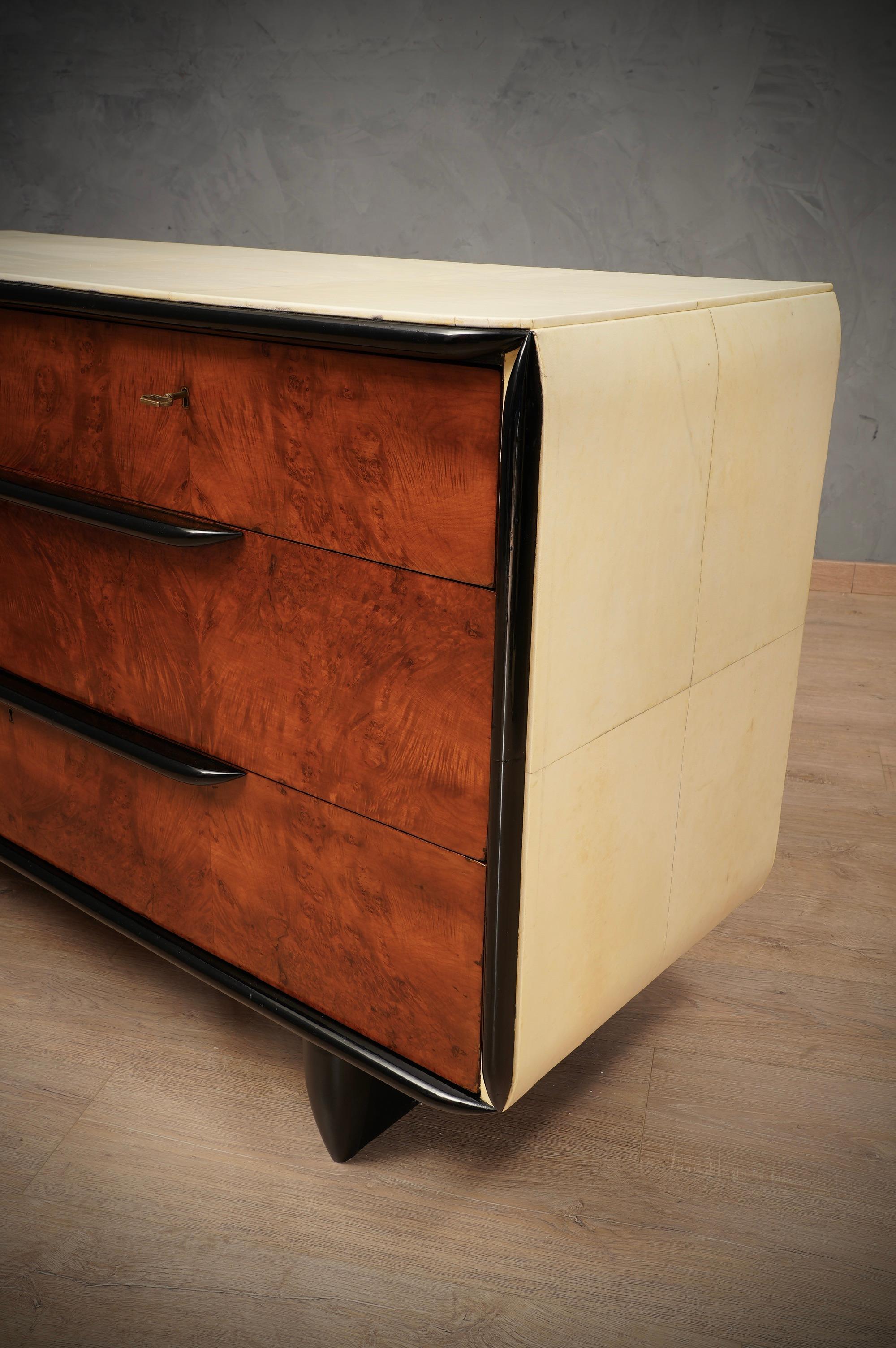 Art Deco Walnut and Goat Skin Italian School Commode Chest of Drawers, 1930 In Good Condition For Sale In Rome, IT