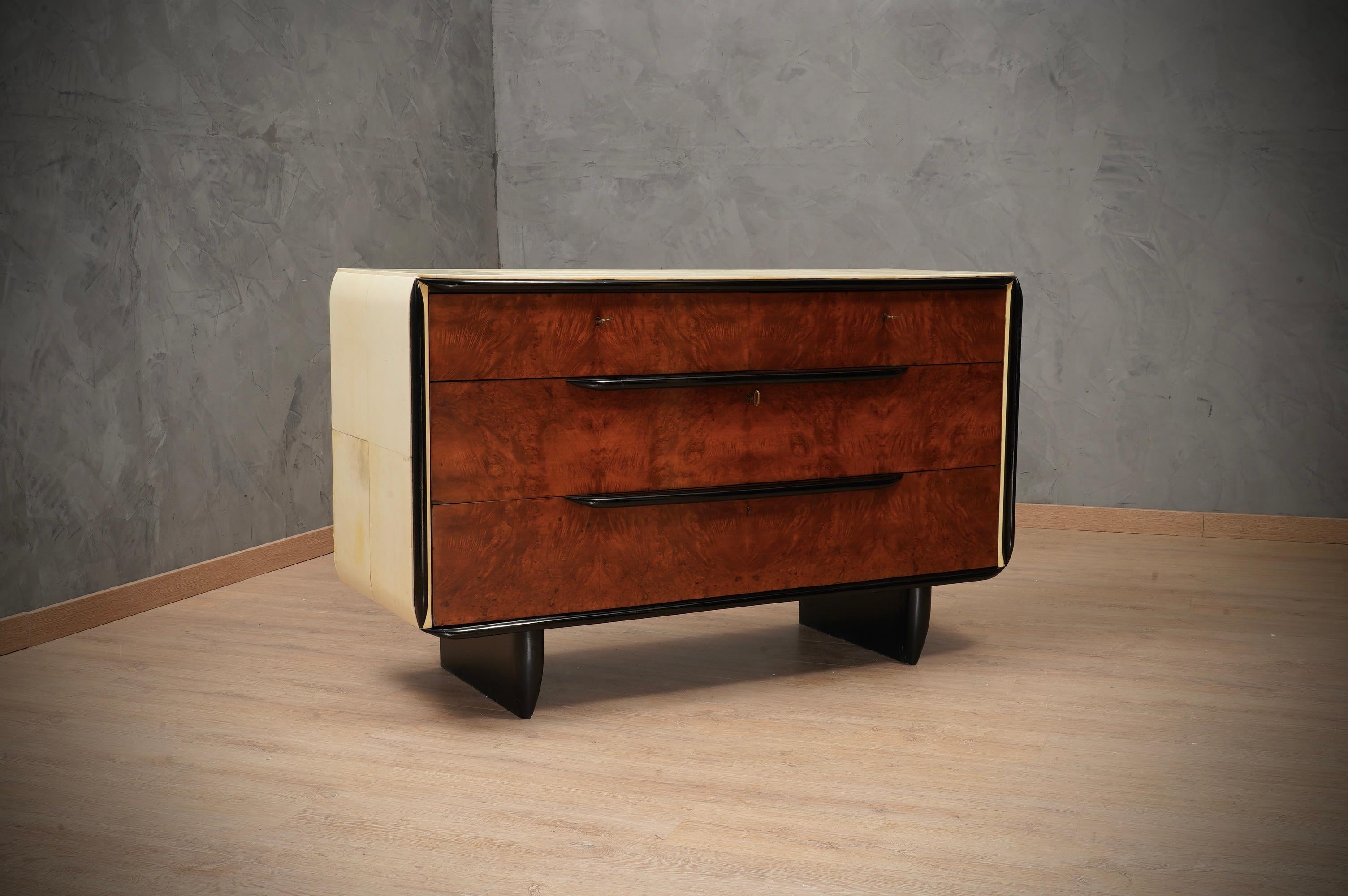Italian Art Deco dresser of the first half of the last century. One can recognize his Italian style, Paolo Buffa, Vittorio Dassi, Osvaldo Borsani. Precious materials that have been used to compose it, from goatskin to walnut wood to brass. Its shape