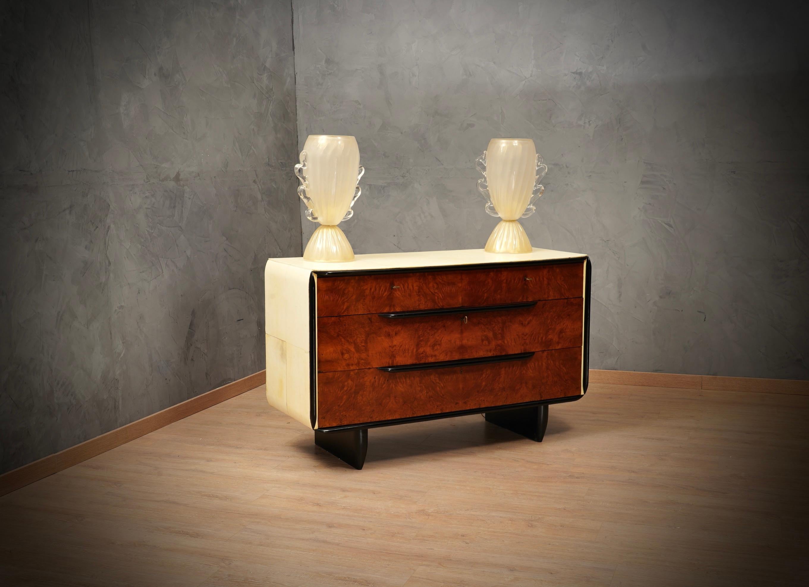 Italienische Art-Déco-Kommode aus der ersten Hälfte des letzten Jahrhunderts. Man kann seinen italienischen Stil erkennen, Paolo Buffa, Vittorio Dassi, Osvaldo Borsani. Edle MATERIALIEN, die zu seiner Herstellung verwendet wurden, von Ziegenleder