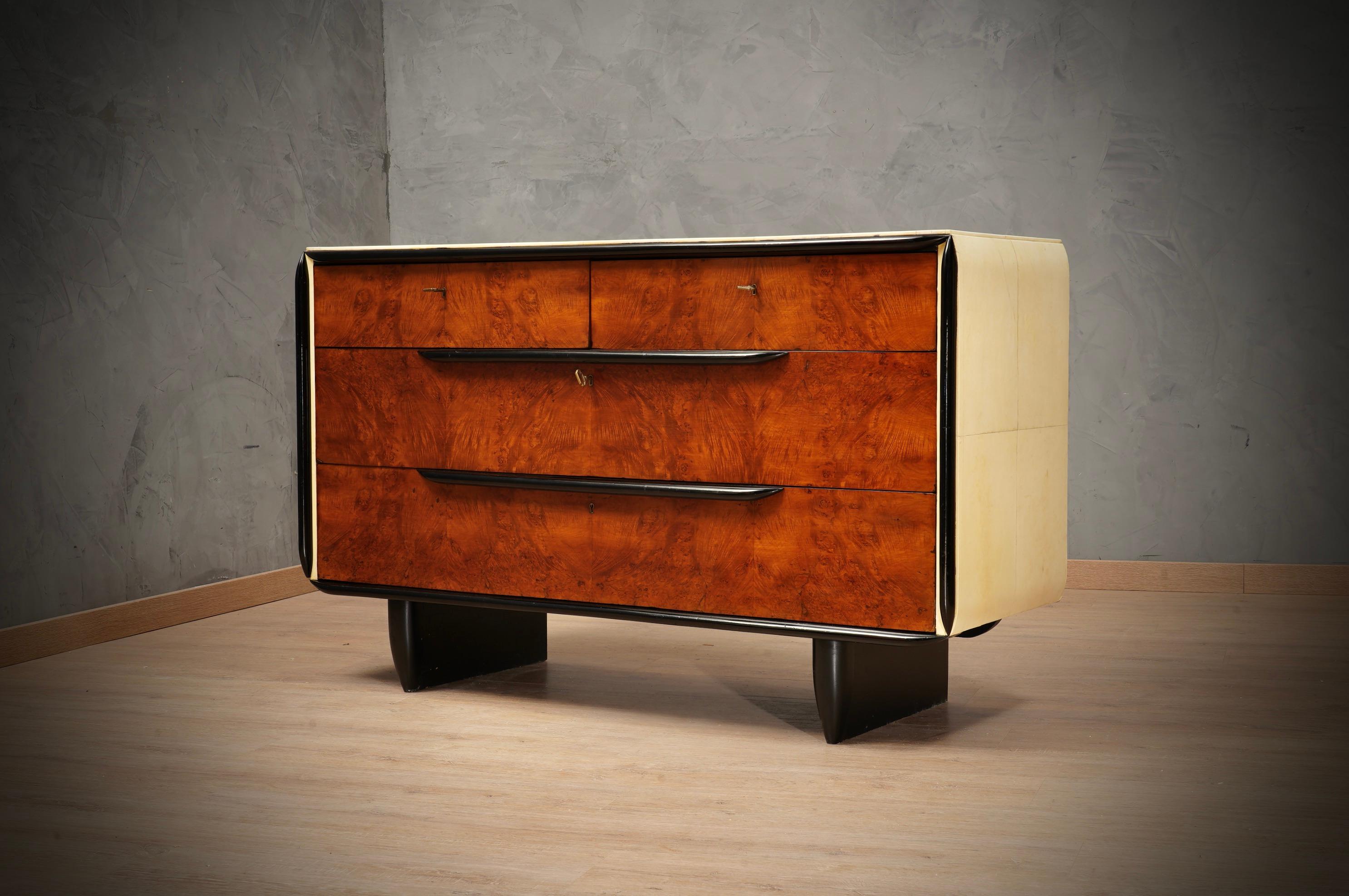 Italienische Schule-Kommode und Schubladenkommode aus Nussbaum und Ziegenleder im Art déco-Stil, 1930 (Moderne der Mitte des Jahrhunderts) im Angebot