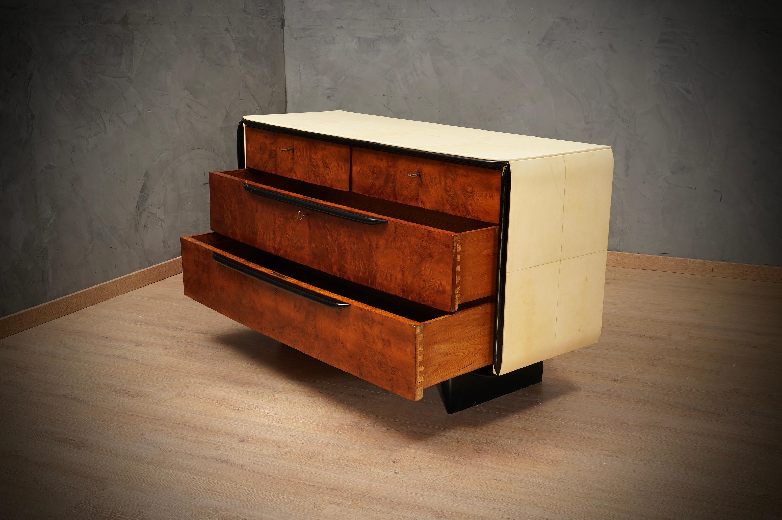 Italienische Schule-Kommode und Schubladenkommode aus Nussbaum und Ziegenleder im Art déco-Stil, 1930 (Mitte des 20. Jahrhunderts) im Angebot