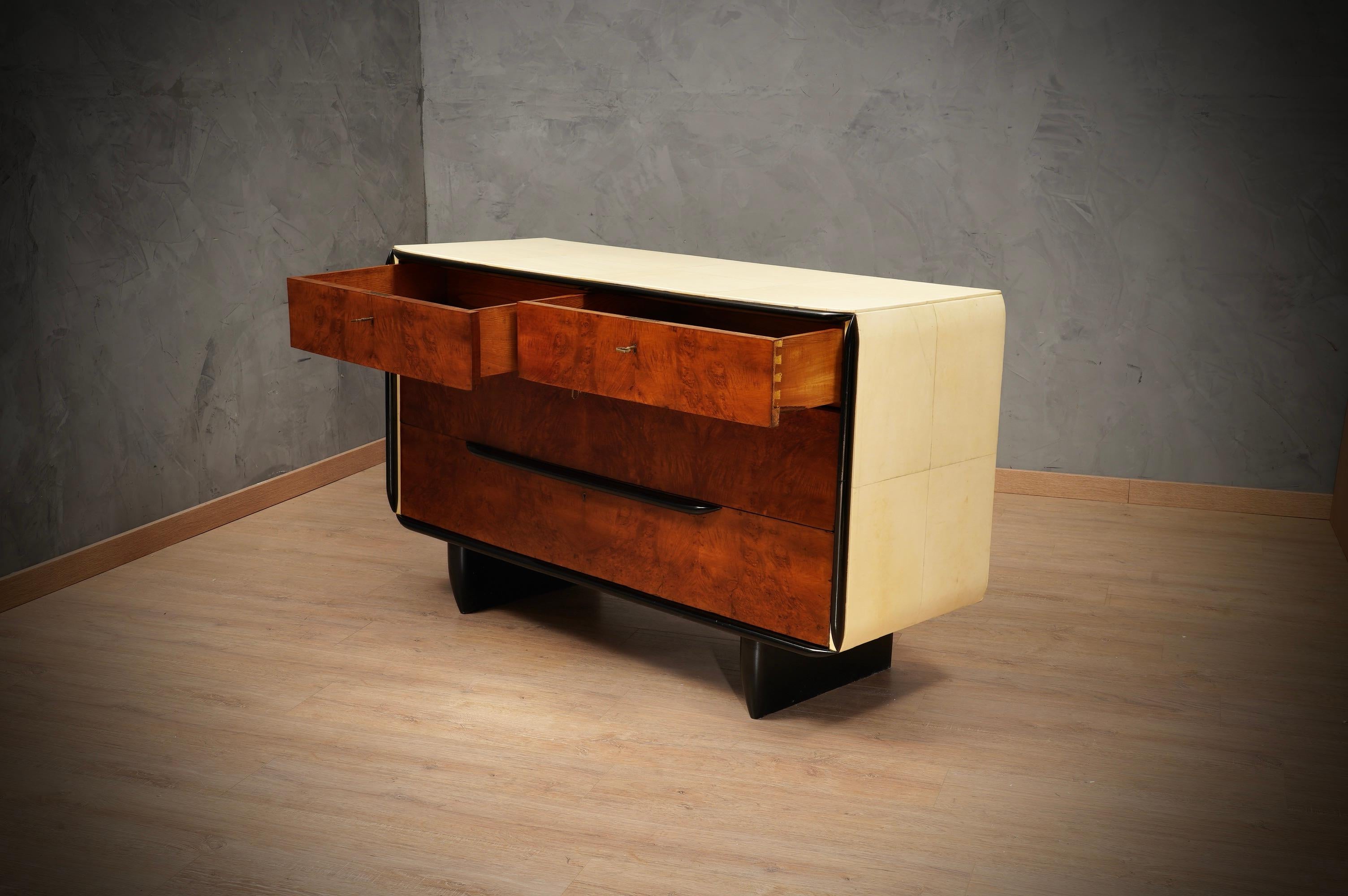Italienische Schule-Kommode und Schubladenkommode aus Nussbaum und Ziegenleder im Art déco-Stil, 1930 im Zustand „Gut“ im Angebot in Rome, IT