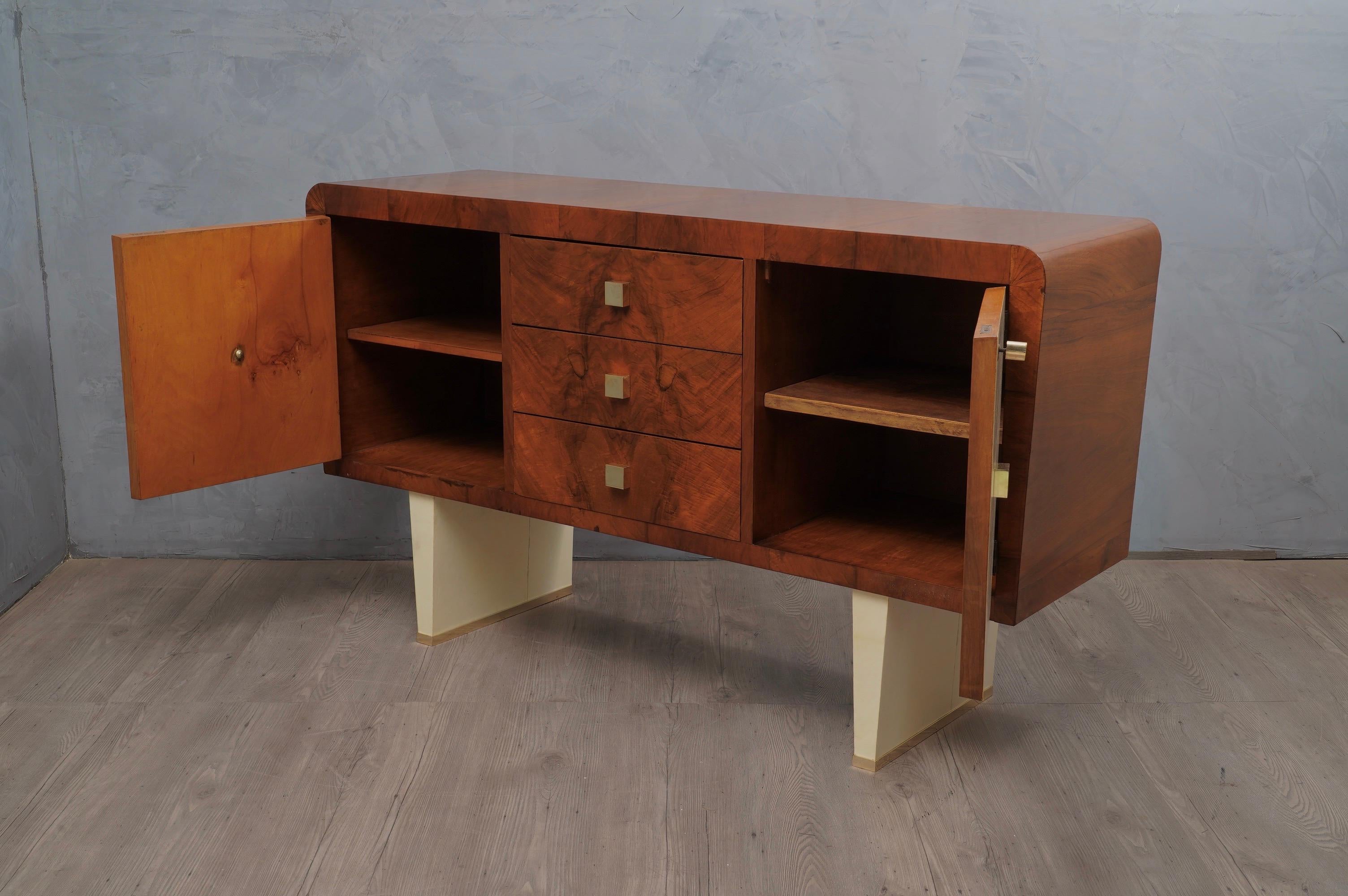 Art Deco Walnut and GoatSkin Italian Sideboard, 1940 In Good Condition For Sale In Rome, IT