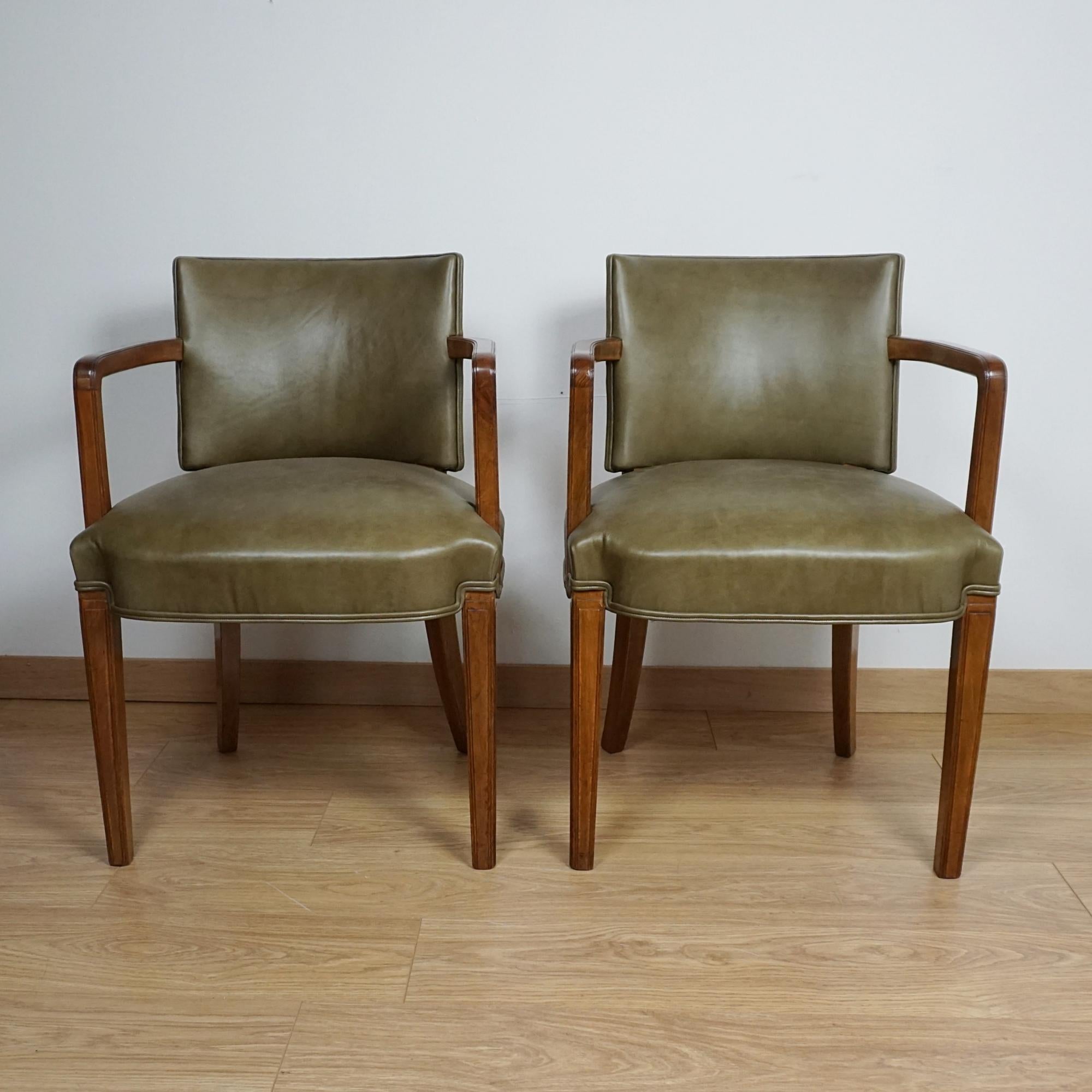 Paire de fauteuils Art déco de Heal's of London. Ronce de noyer avec accoudoirs et pieds en noyer massif, rembourré en cuir vert. Trois paires disponibles. 