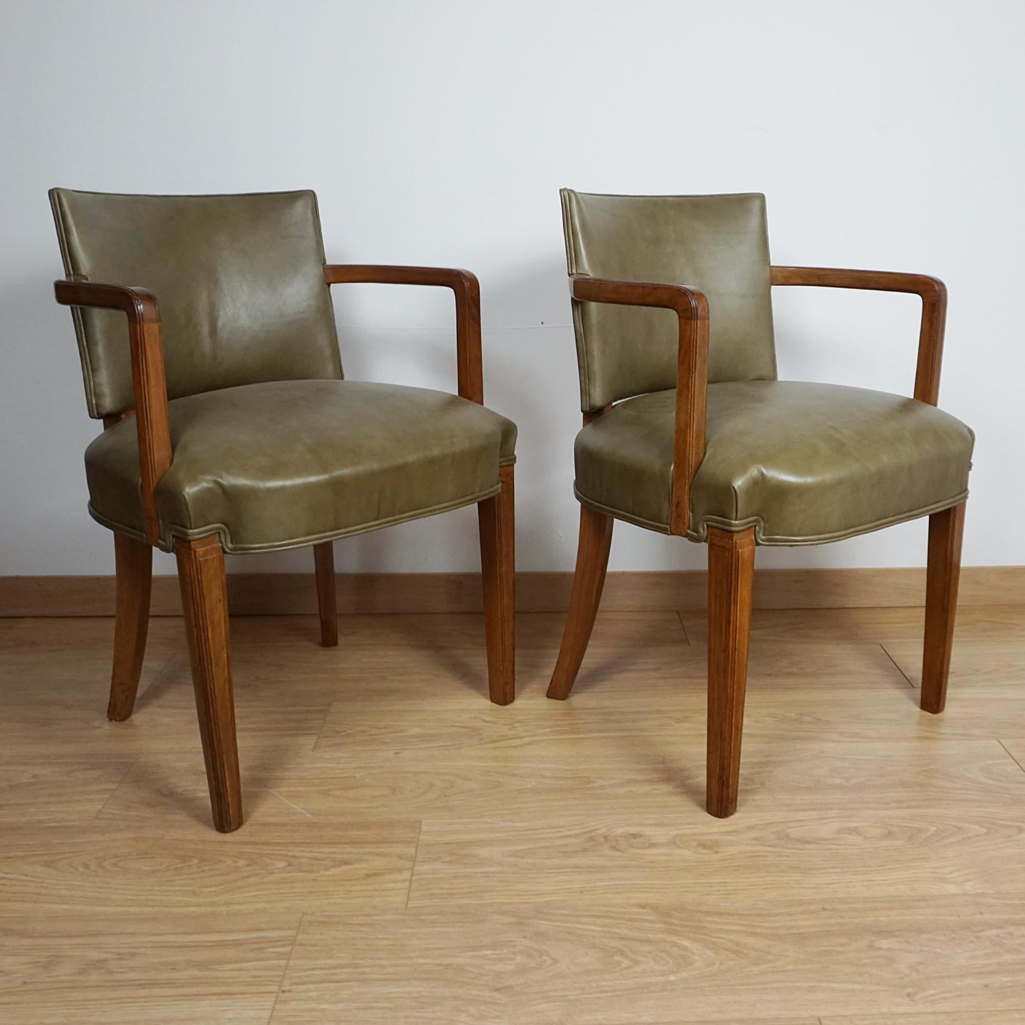 Anglais Fauteuils Artful Green en noyer et cuir vert par Heal's of London en vente