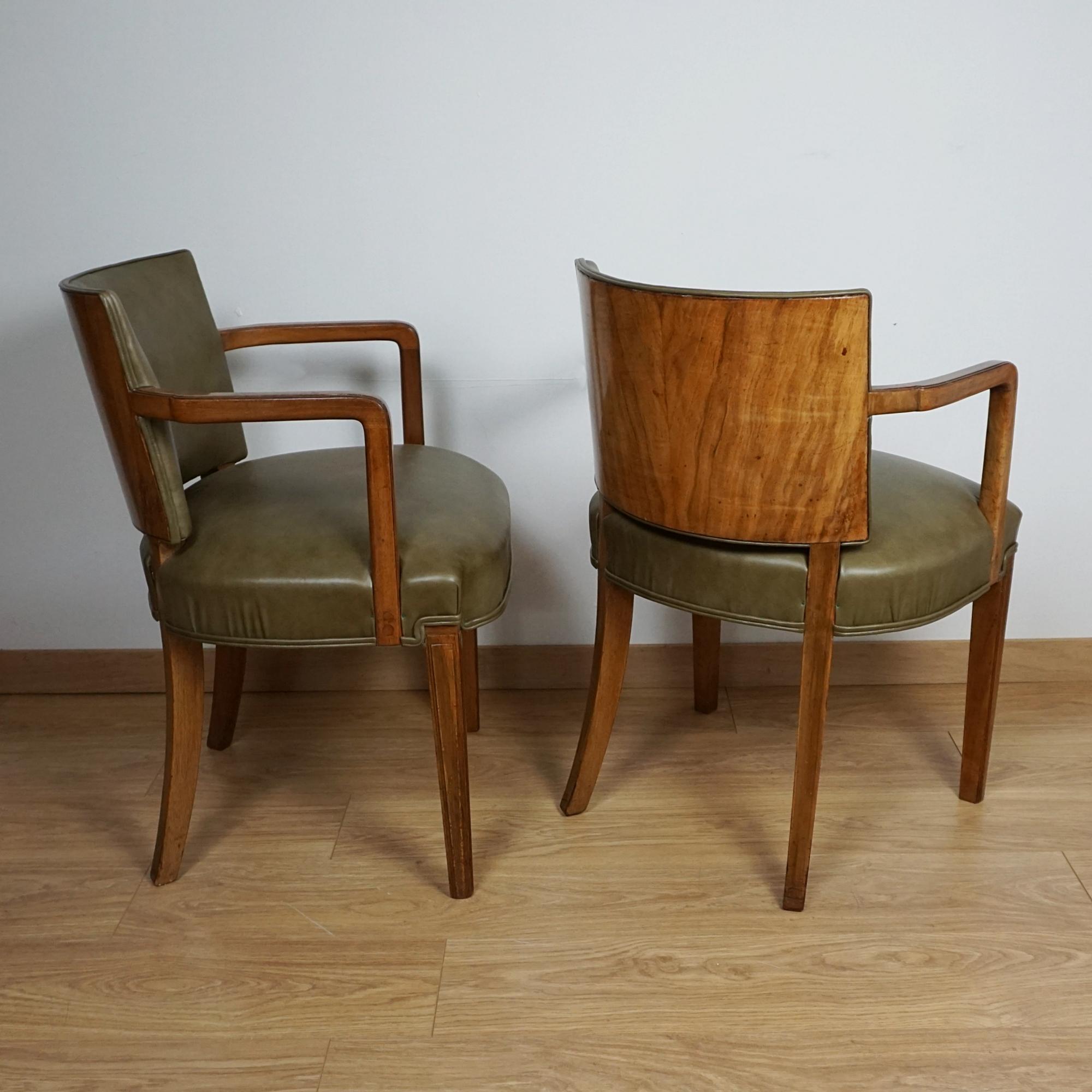 Fauteuils Artful Green en noyer et cuir vert par Heal's of London Bon état - En vente à Forest Row, East Sussex