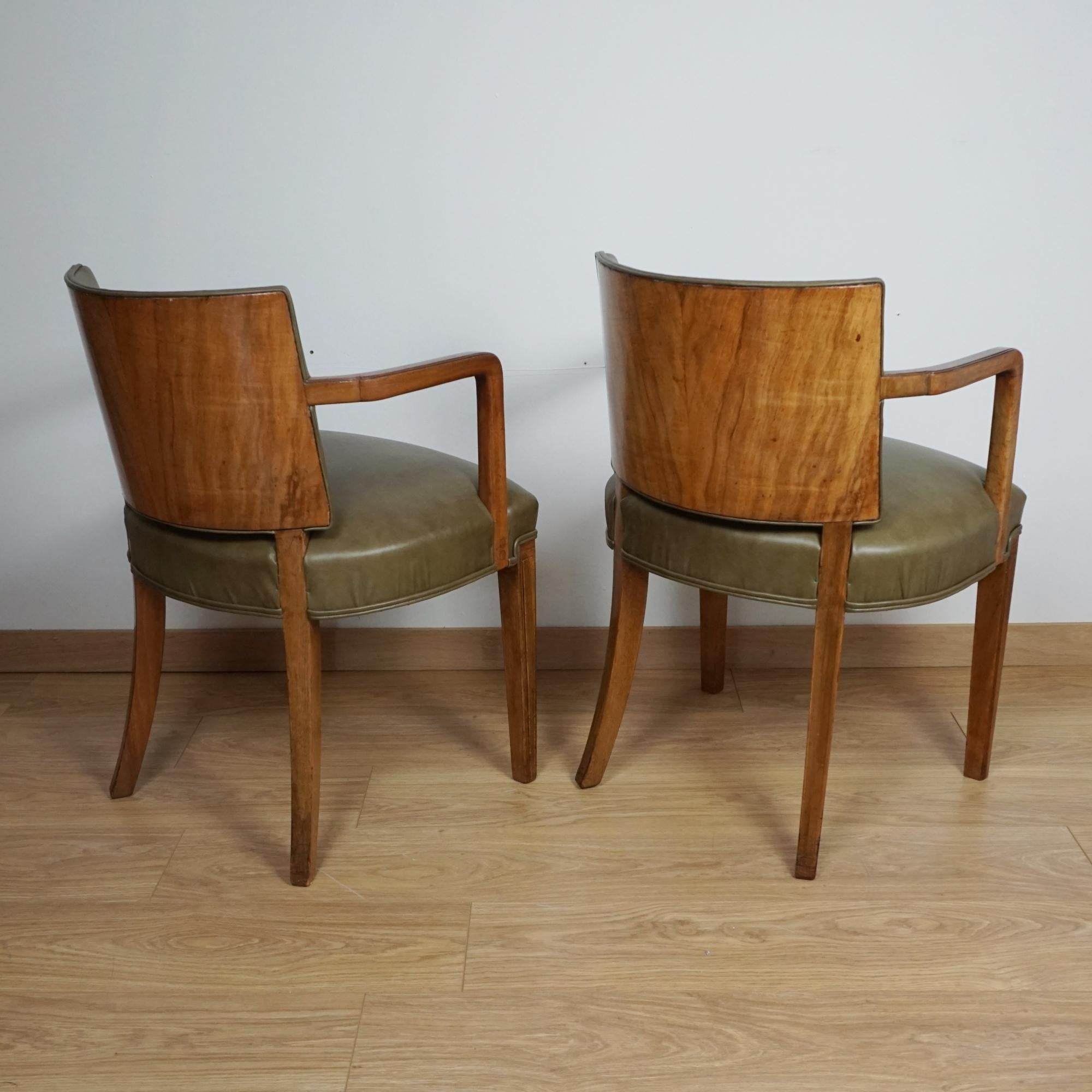 20ième siècle Fauteuils Artful Green en noyer et cuir vert par Heal's of London en vente