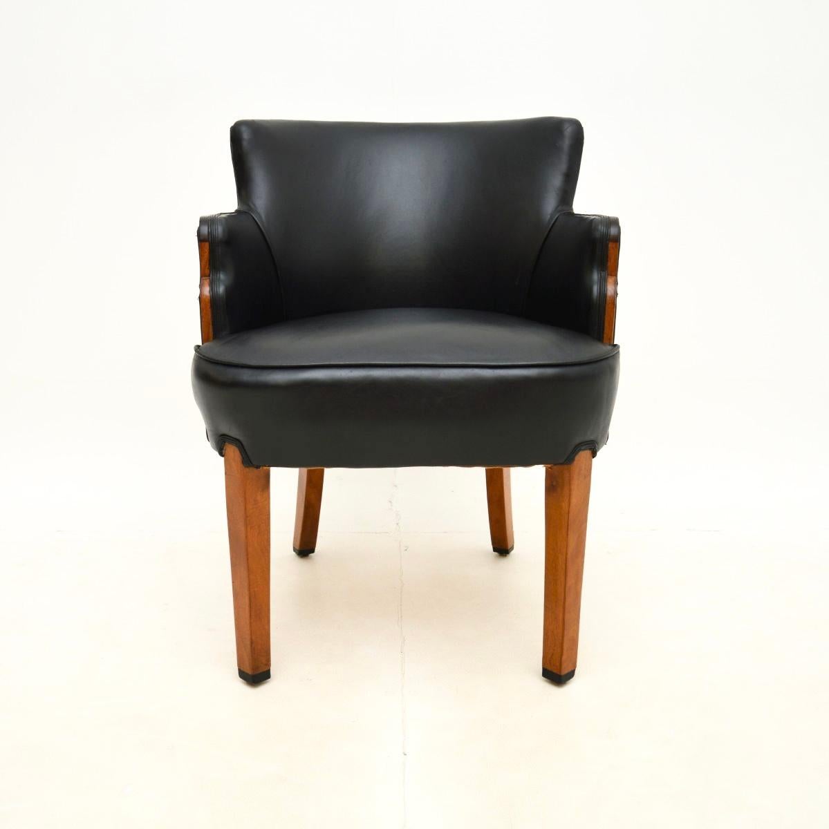 Un elegante y muy cómodo sillón / silla de escritorio Art Decó de nogal y cuero. Fabricado en Inglaterra, data de los años 30.

Es de una calidad excepcional y tiene un diseño impresionante, típicamente Art Déco. El asiento con respaldo en forma de