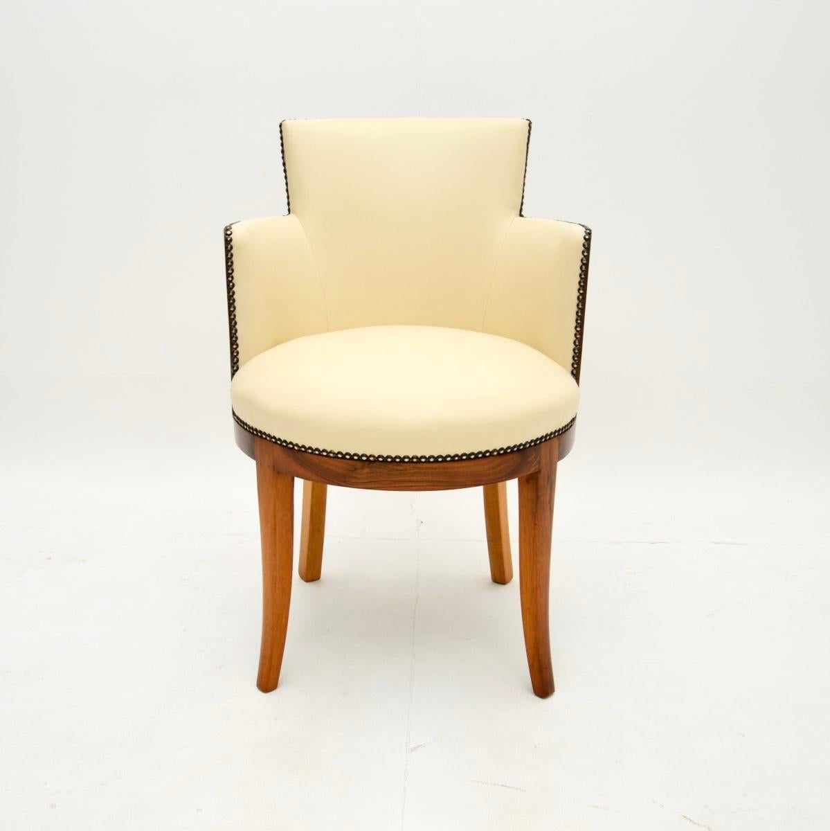 Una bellissima e comodissima poltrona/scrivania Art Déco in noce e pelle. Questo modello è stato prodotto in Inghilterra e risale agli anni '1930.

È di qualità eccezionale e ha un design sorprendente, tipicamente Art Déco. Il sedile, splendidamente