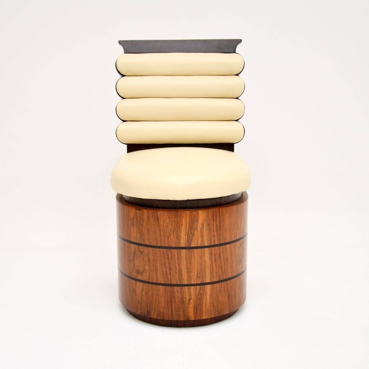 Une fantastique chaise de bureau / tabouret Art Déco en noyer et cuir. Probablement fabriqué en France, il date des années 1920-30.

Il est d'une qualité exceptionnelle et présente un design étonnant. La partie inférieure de la façade est en noyer.