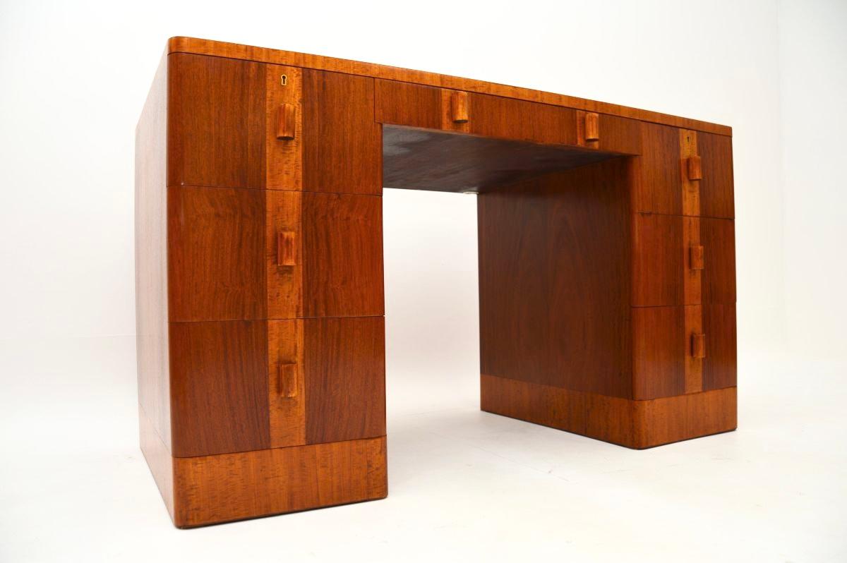 Bureau Art Déco en noyer et satiné avec dessus en cuir en vente 3